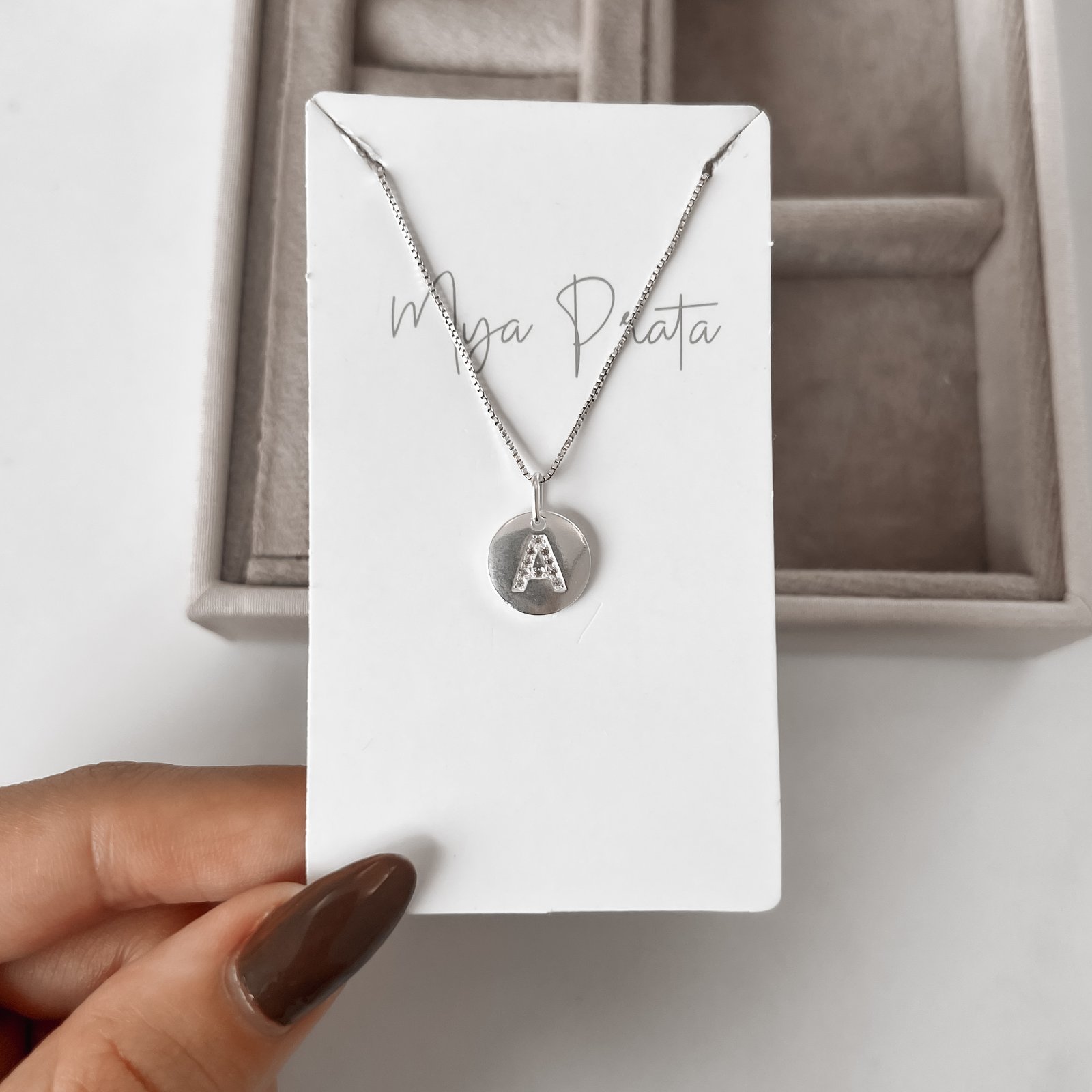 Colar pingente medalha letra A cravejada 15mm 45cm