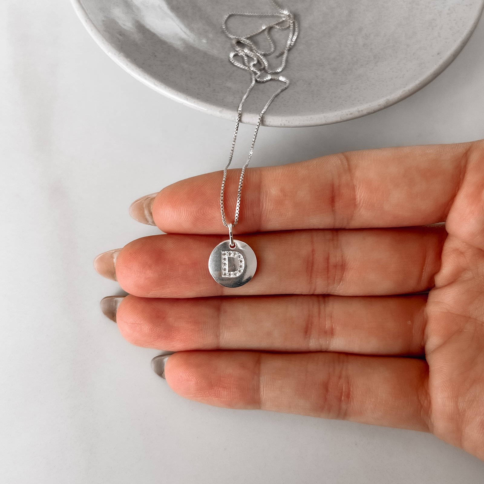Colar pingente medalha letra D cravejada 15mm 45cm