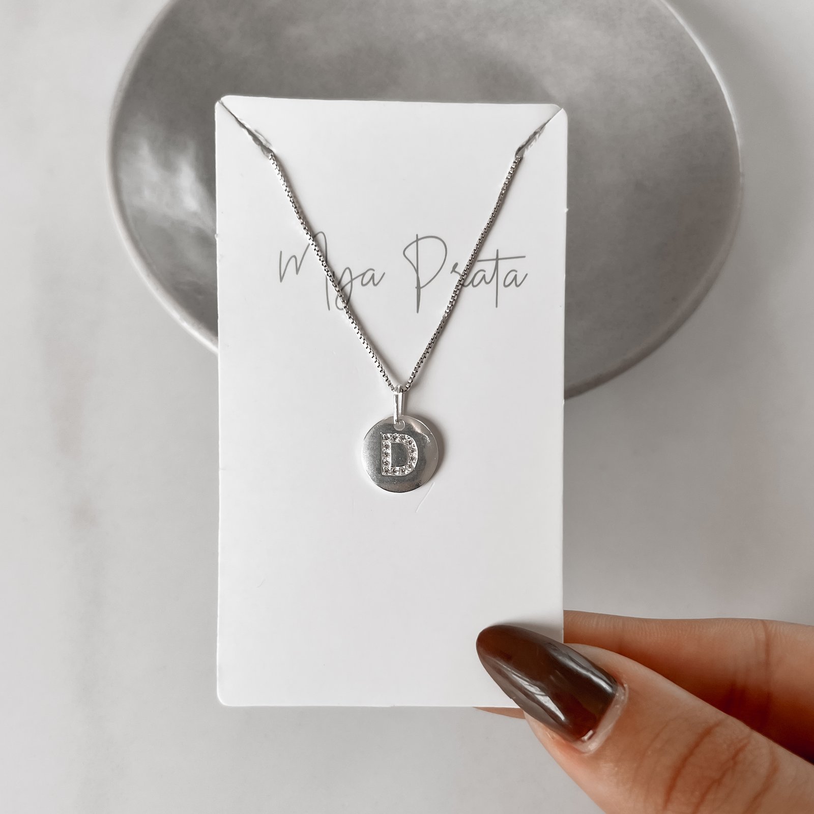 Colar pingente medalha letra D cravejada 15mm 45cm