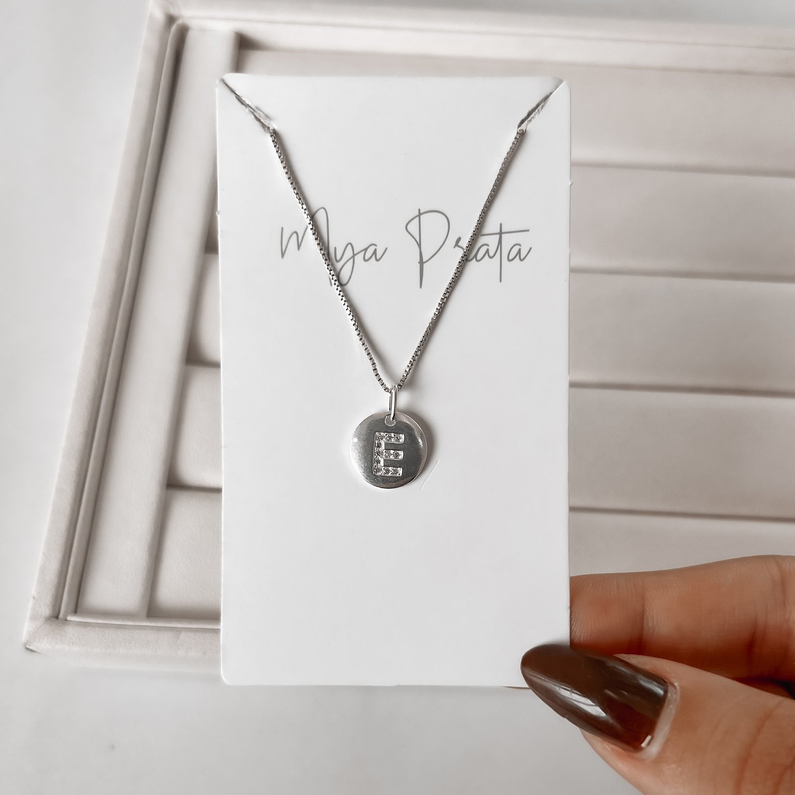Colar pingente medalha letra E cravejada 15mm 45cm