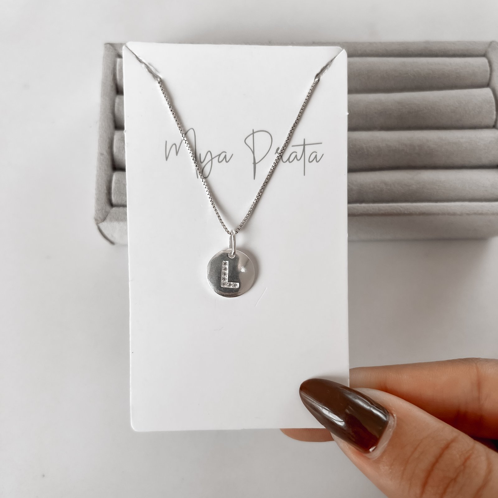 Colar pingente medalha letra L cravejada 15mm 45cm