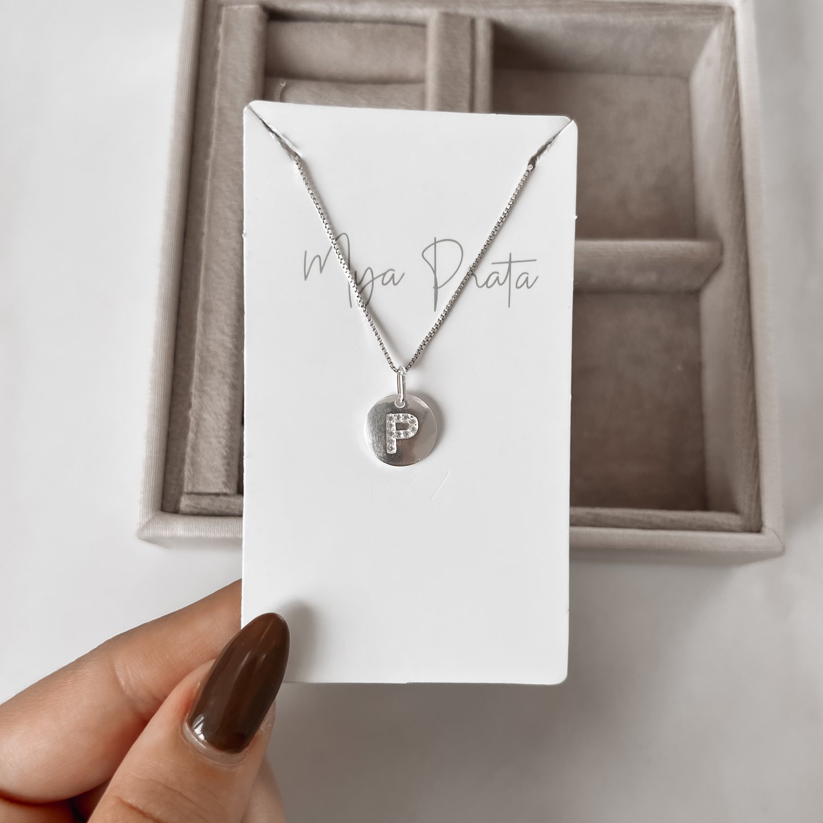 Colar pingente medalha letra P cravejada 15mm 45cm