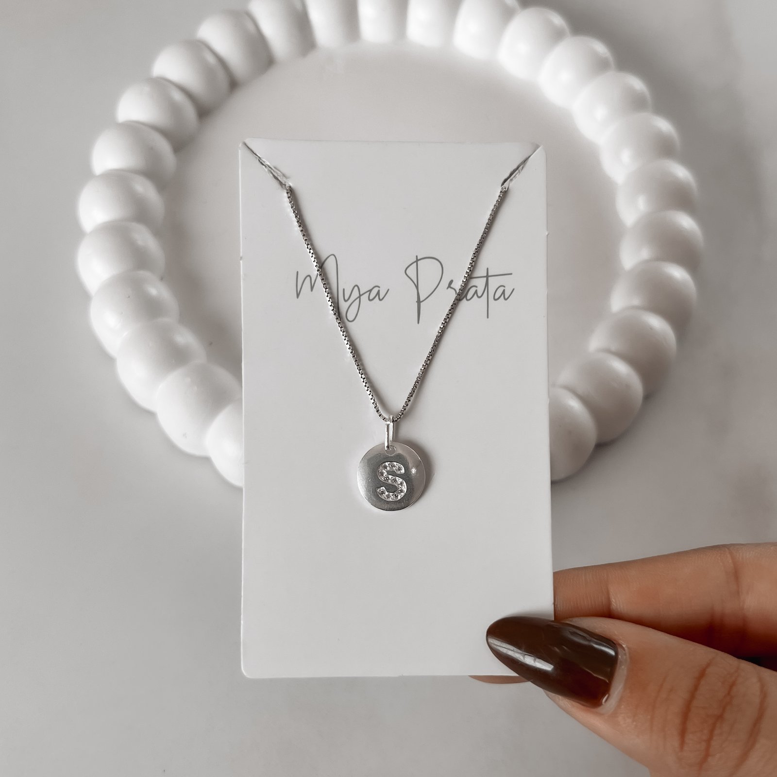 Colar pingente medalha letra S cravejada 15mm 45cm