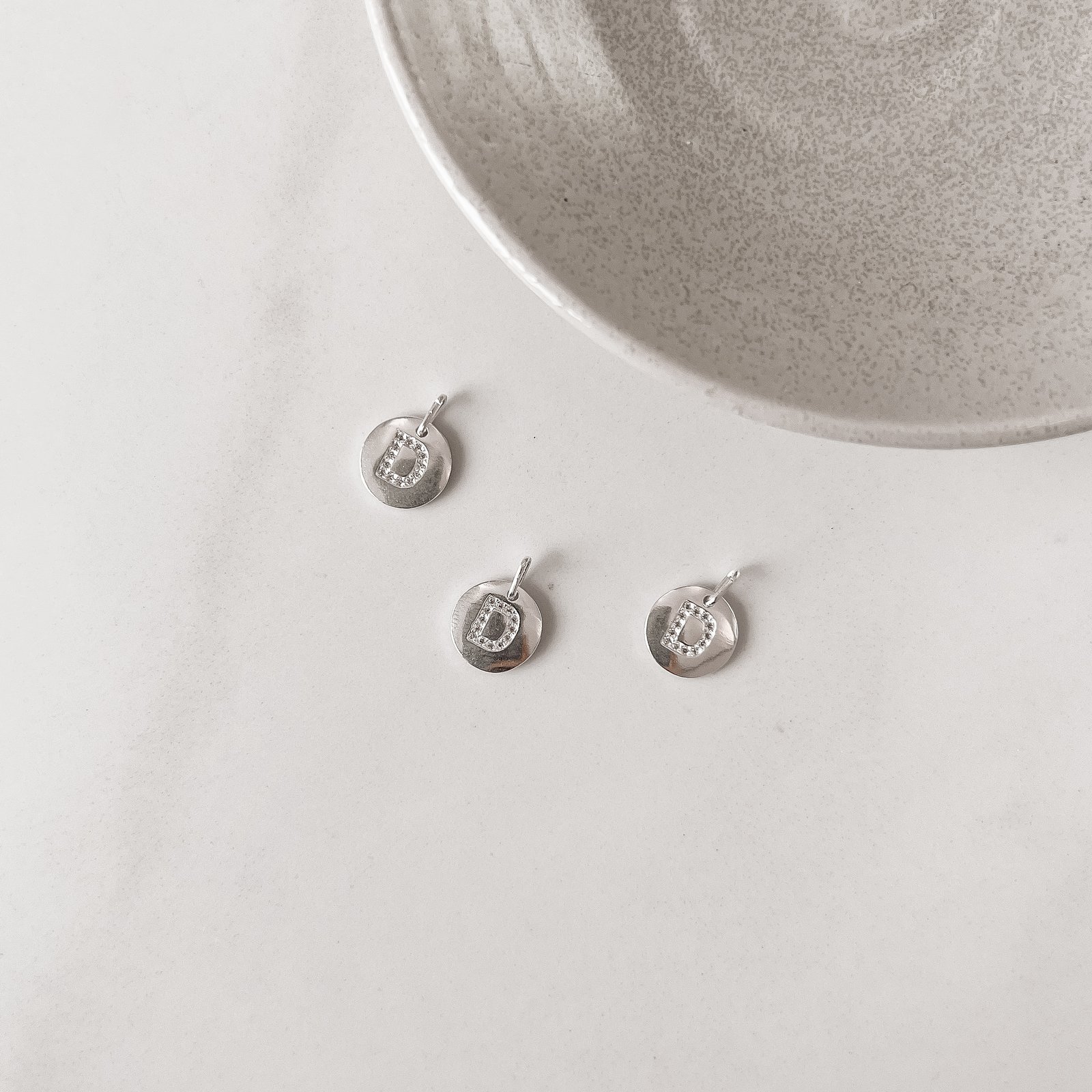 Pingente medalha letra D cravejada 15mm