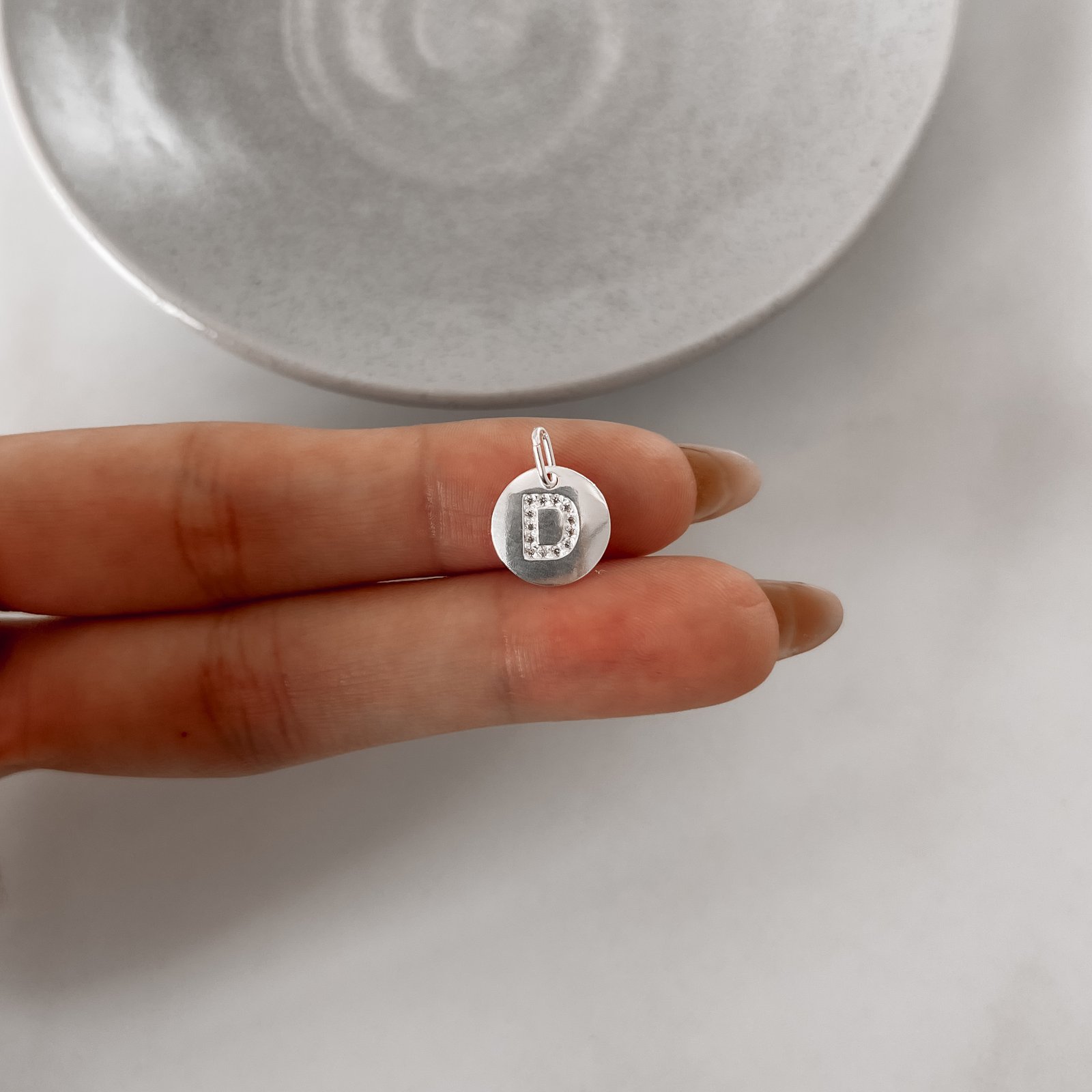 Pingente medalha letra D cravejada 15mm