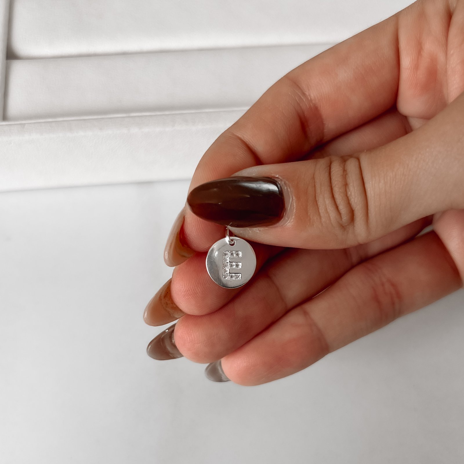 Pingente medalha letra E cravejada 15mm