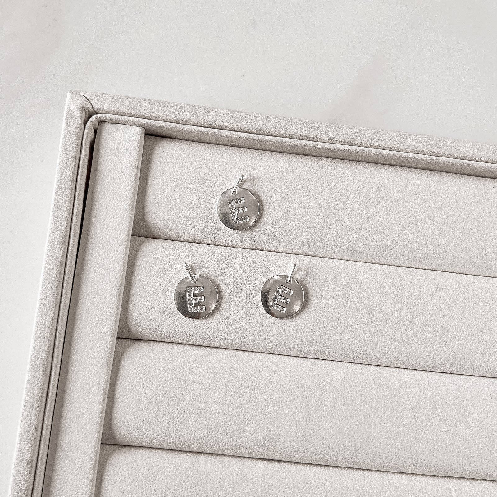 Pingente medalha letra E cravejada 15mm