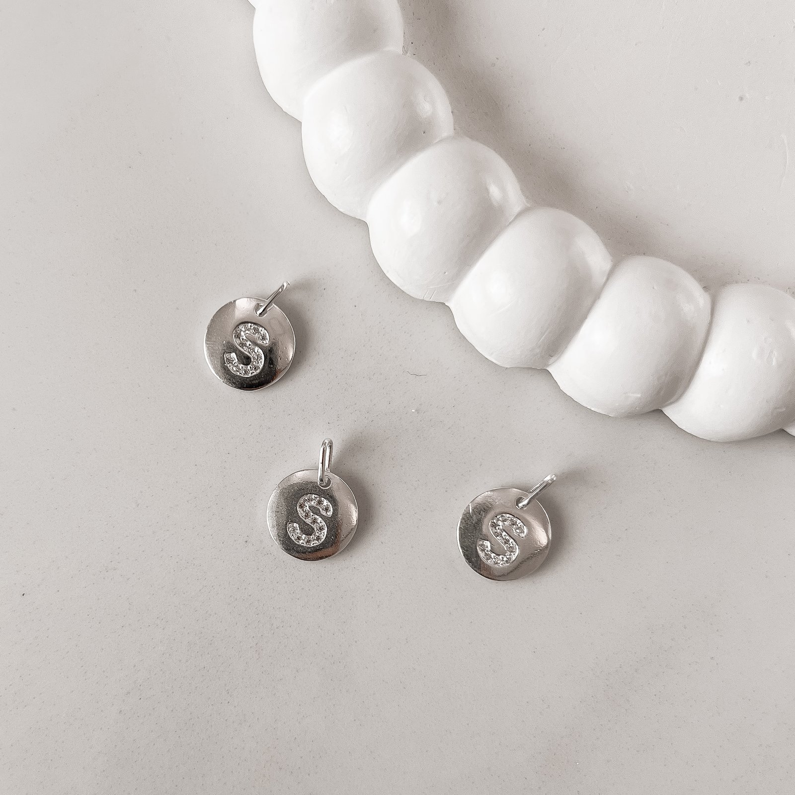 Pingente medalha letra S cravejada 15mm