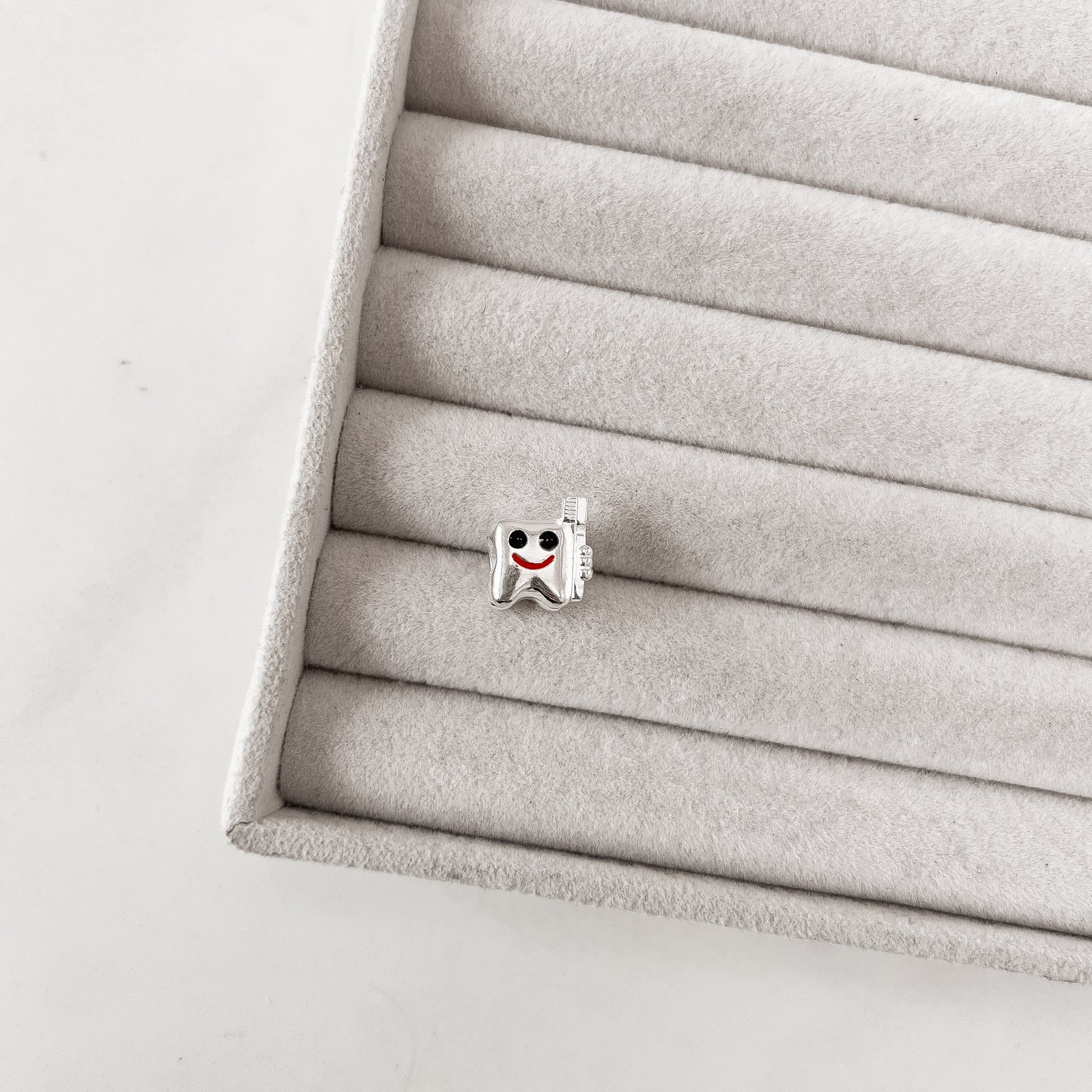 Berloque separador dente com escova 13mm resina