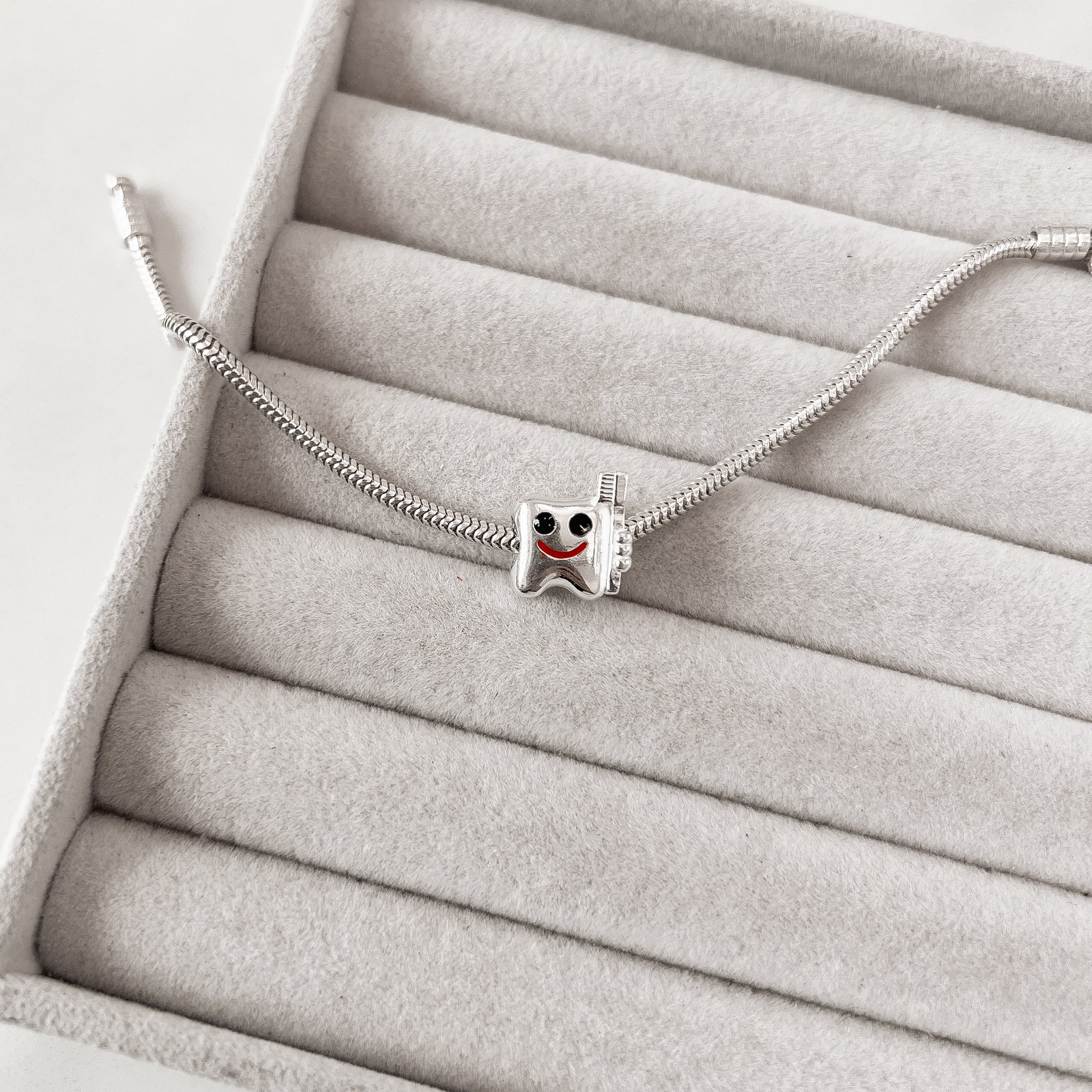 Berloque separador dente com escova 13mm resina