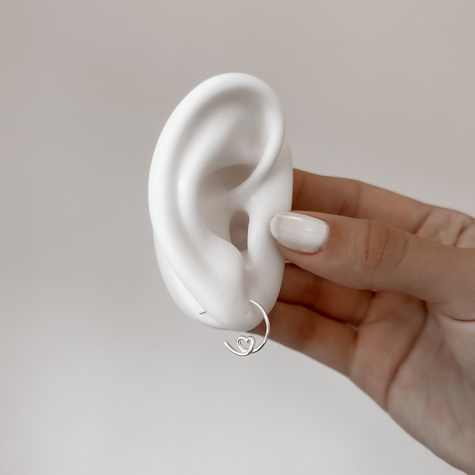 Argola 13mm detalhe volta coração tarraxa