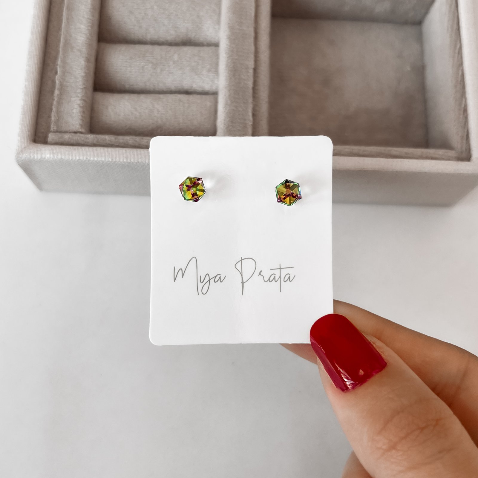 Brinco cubo multicolor 4mm