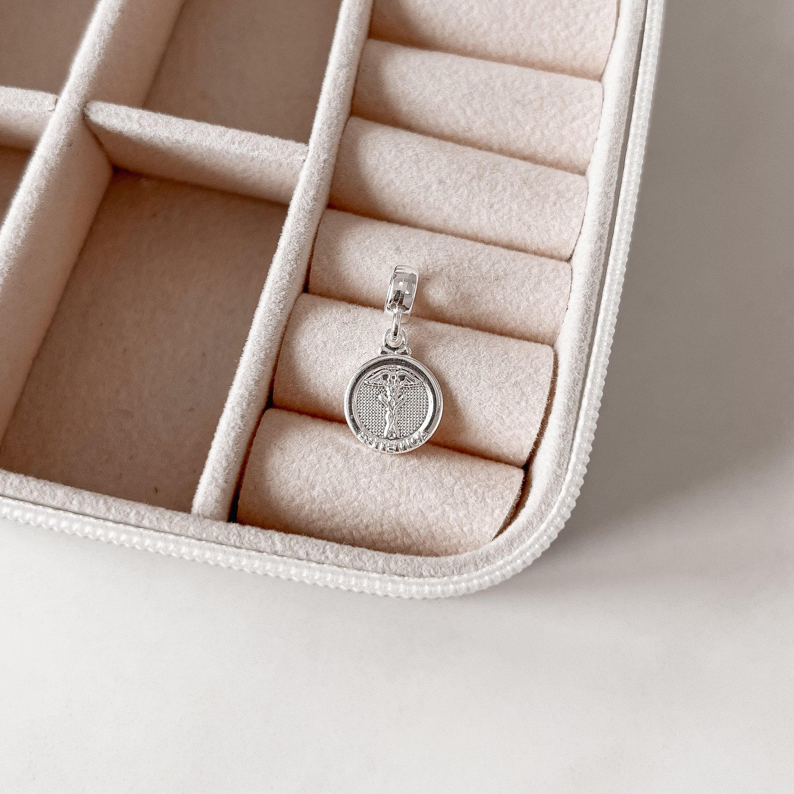Berloque pingente medalha Estética 14mm