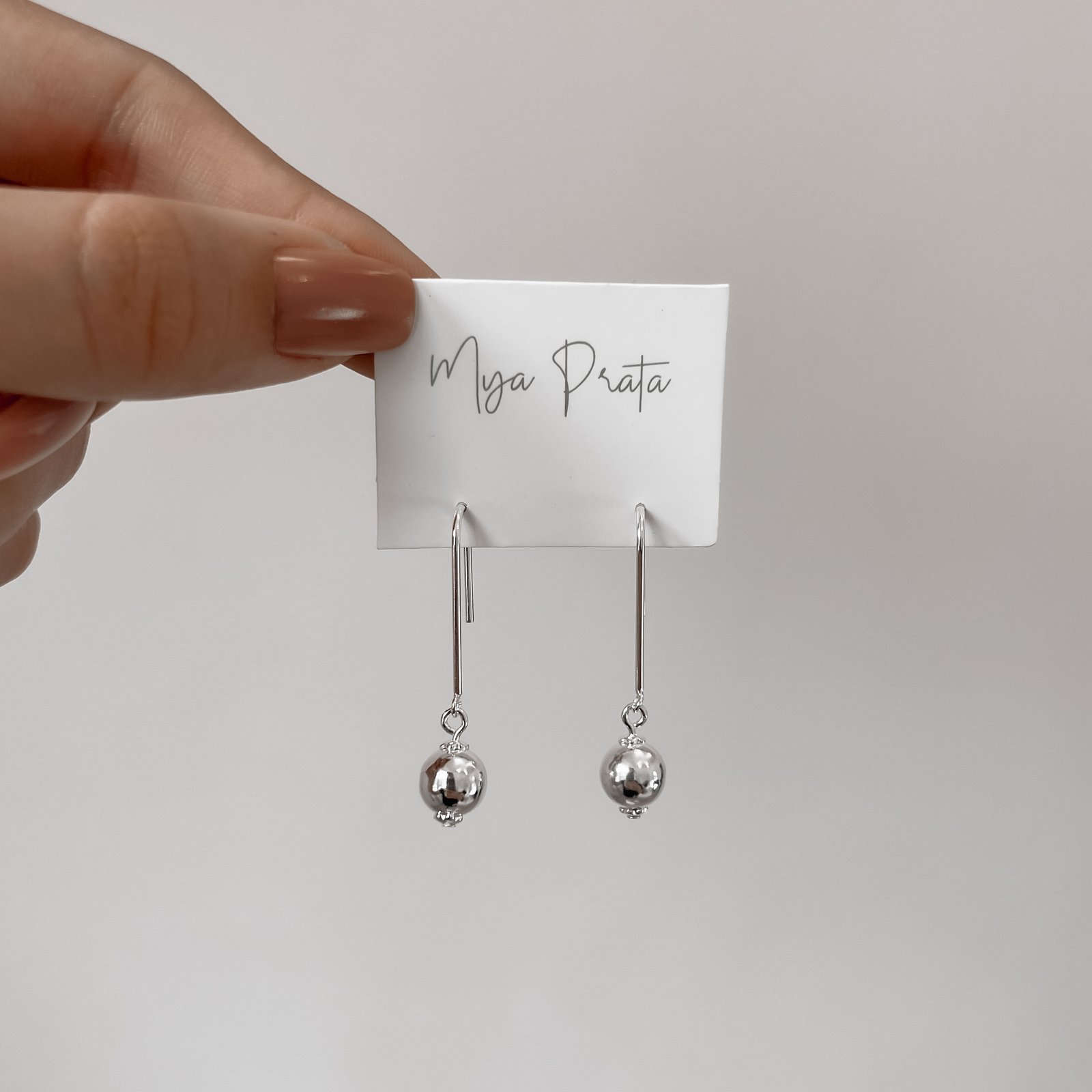 Brinco fio rígido pingente bola 8mm