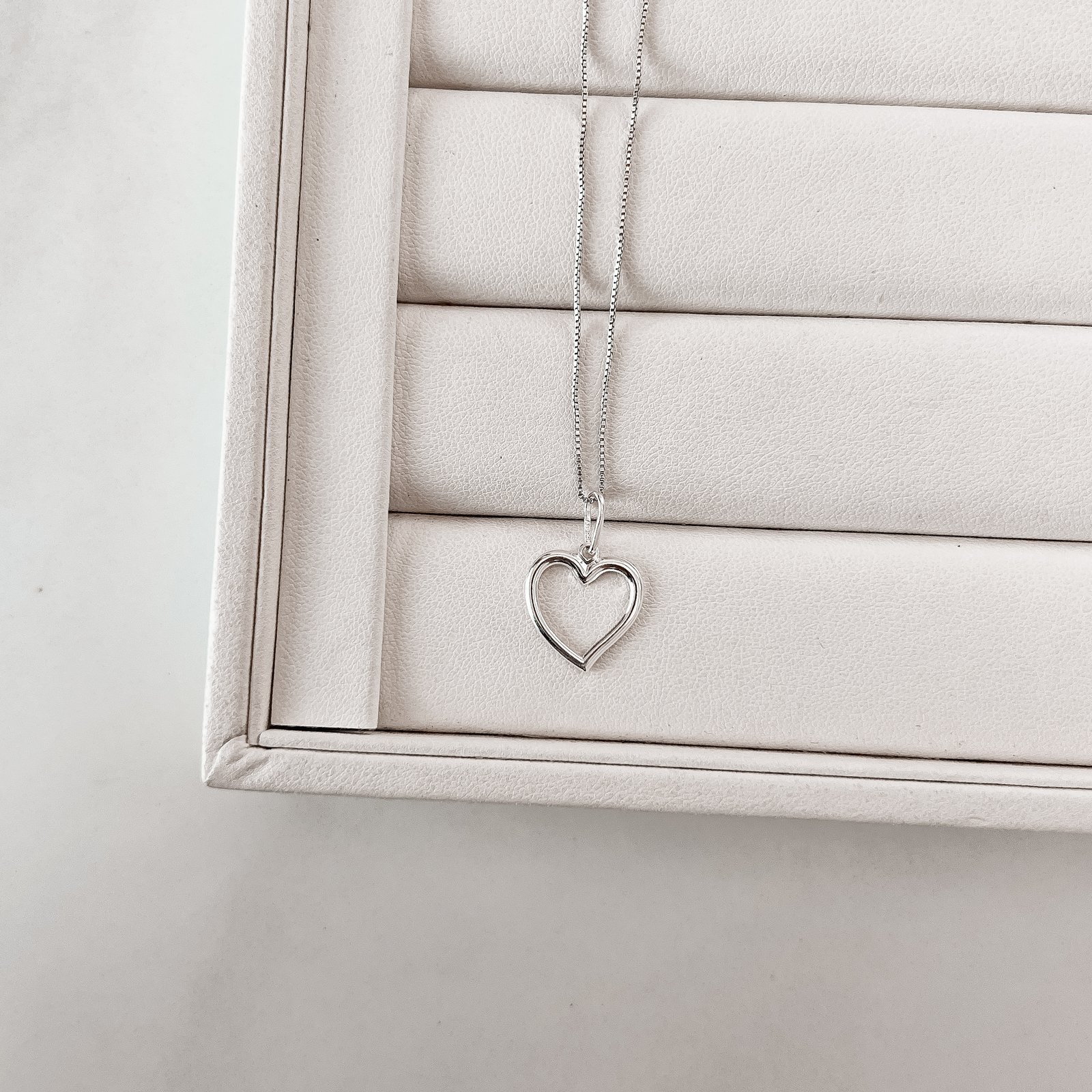 Colar pingente coração vazado esquerdo 15mm 45cm