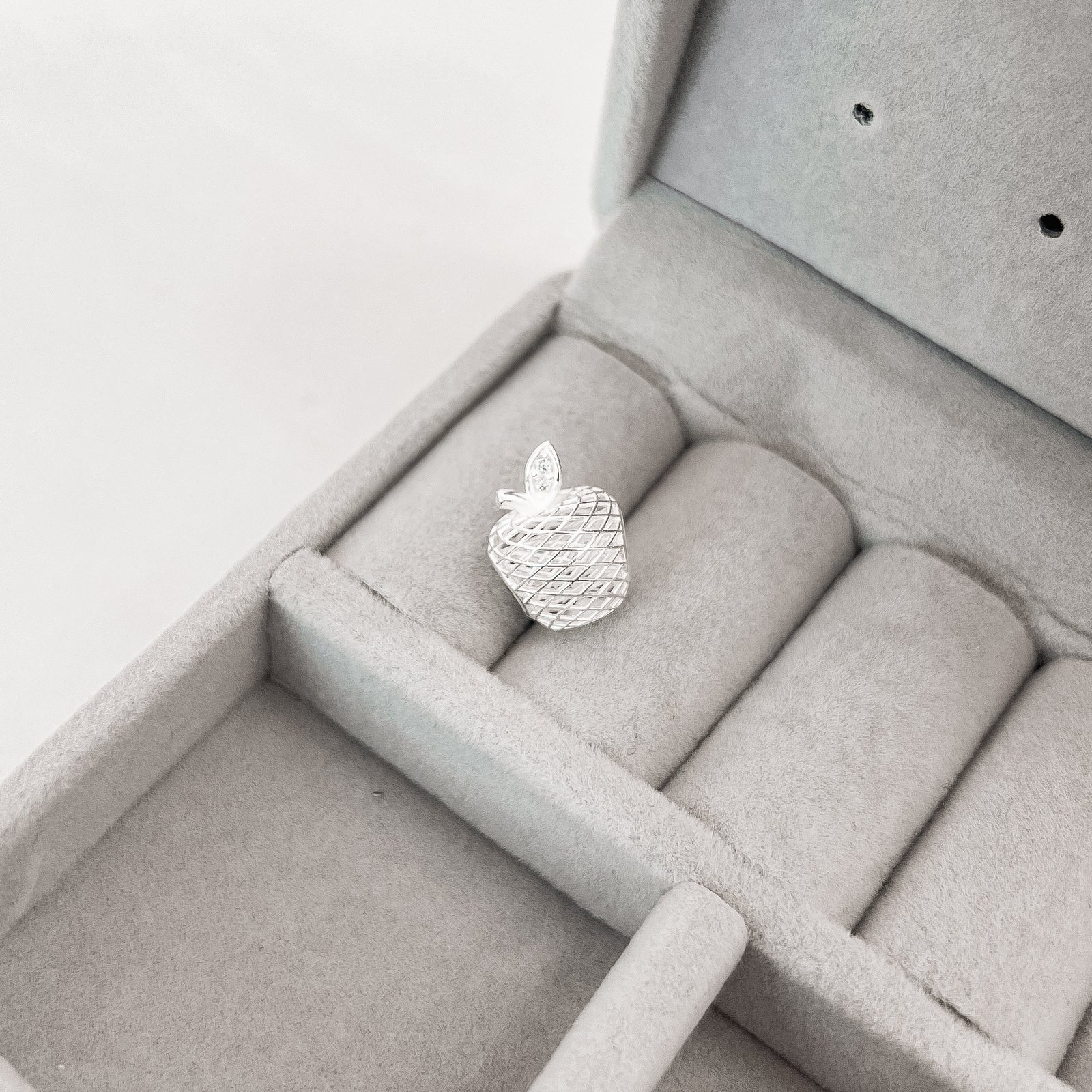 Berloque separador maçã 3D detalhe zircônias 14mm