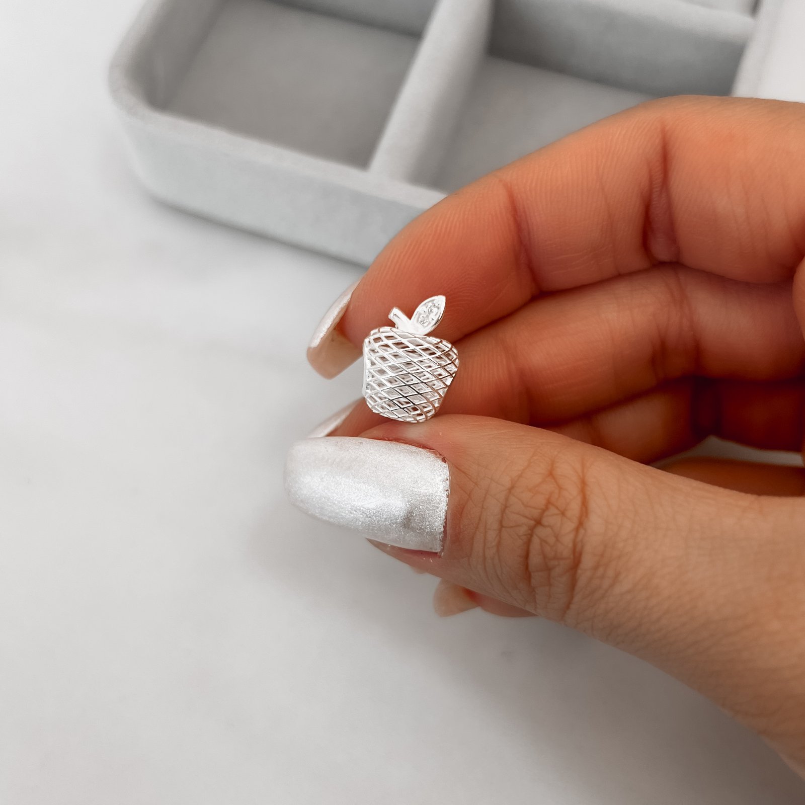 Berloque separador maçã 3D detalhe zircônias 14mm