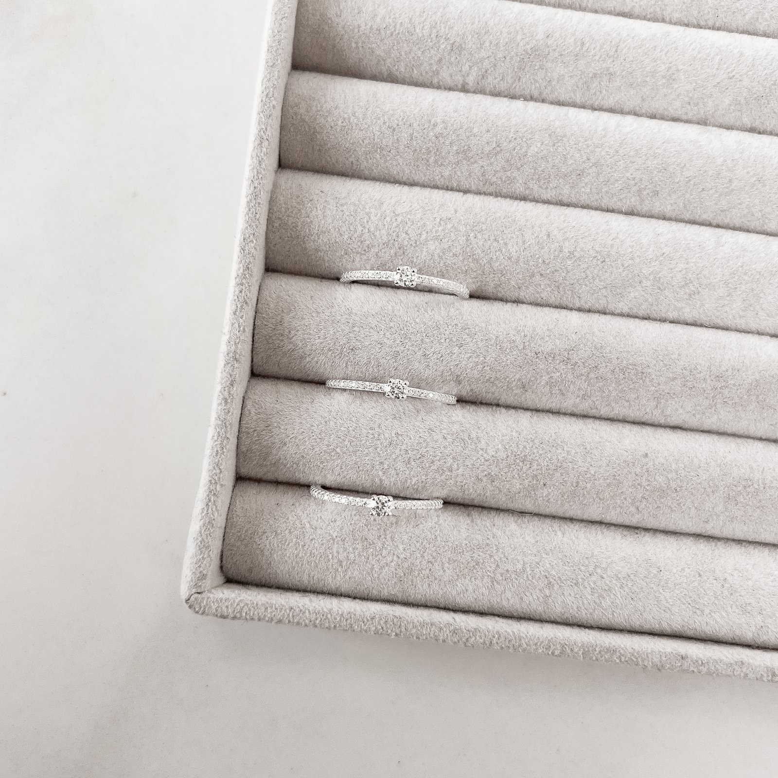 Anel meia aliança com solitário cristal 3mm