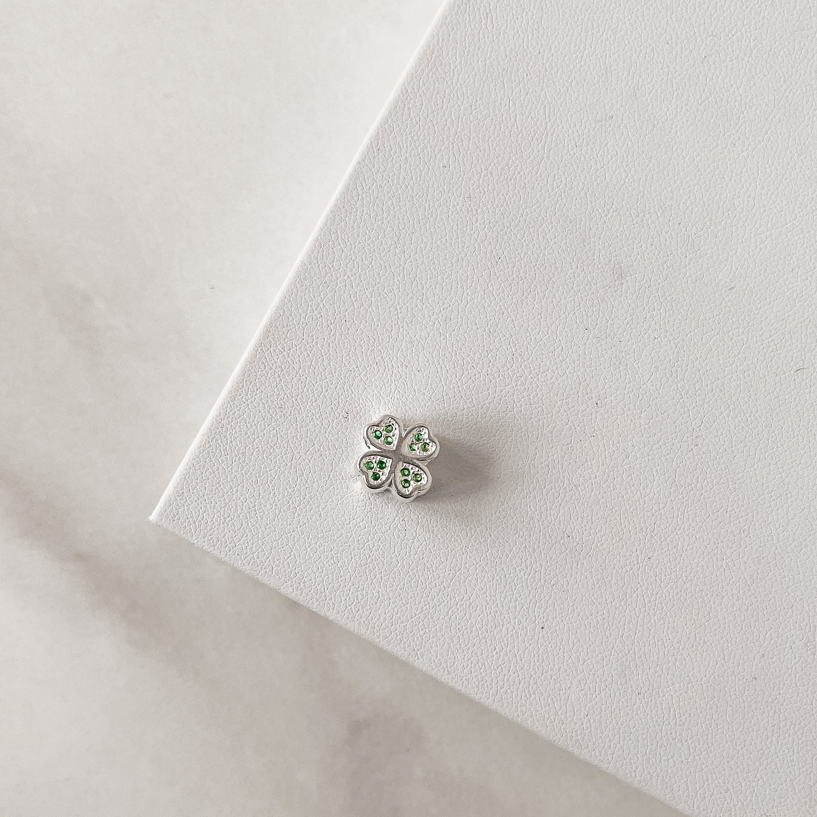 Berloque separador trevo cravejado verde 9mm