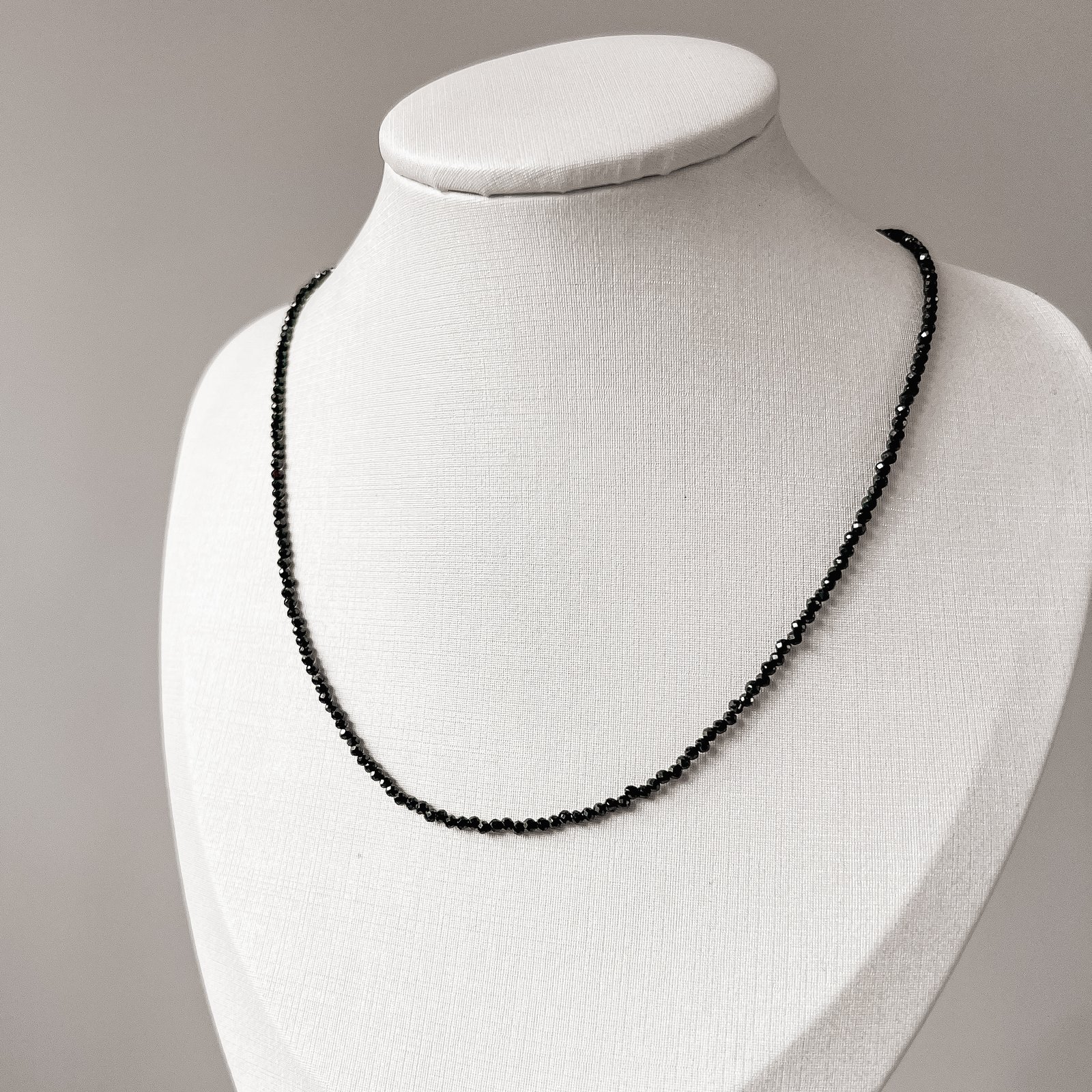 Choker zircônia redonda facetada ônix 2mm