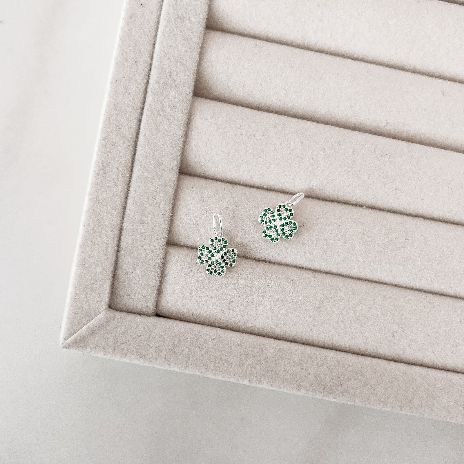 Pingente trevo cravejado verde e cristal 9mm