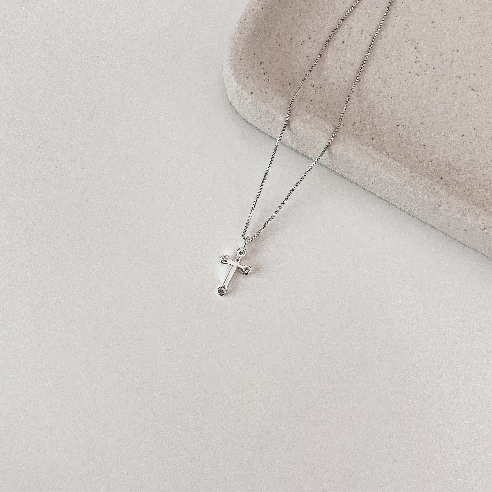 Colar pingente cruz com zircônias 13mm 45cm