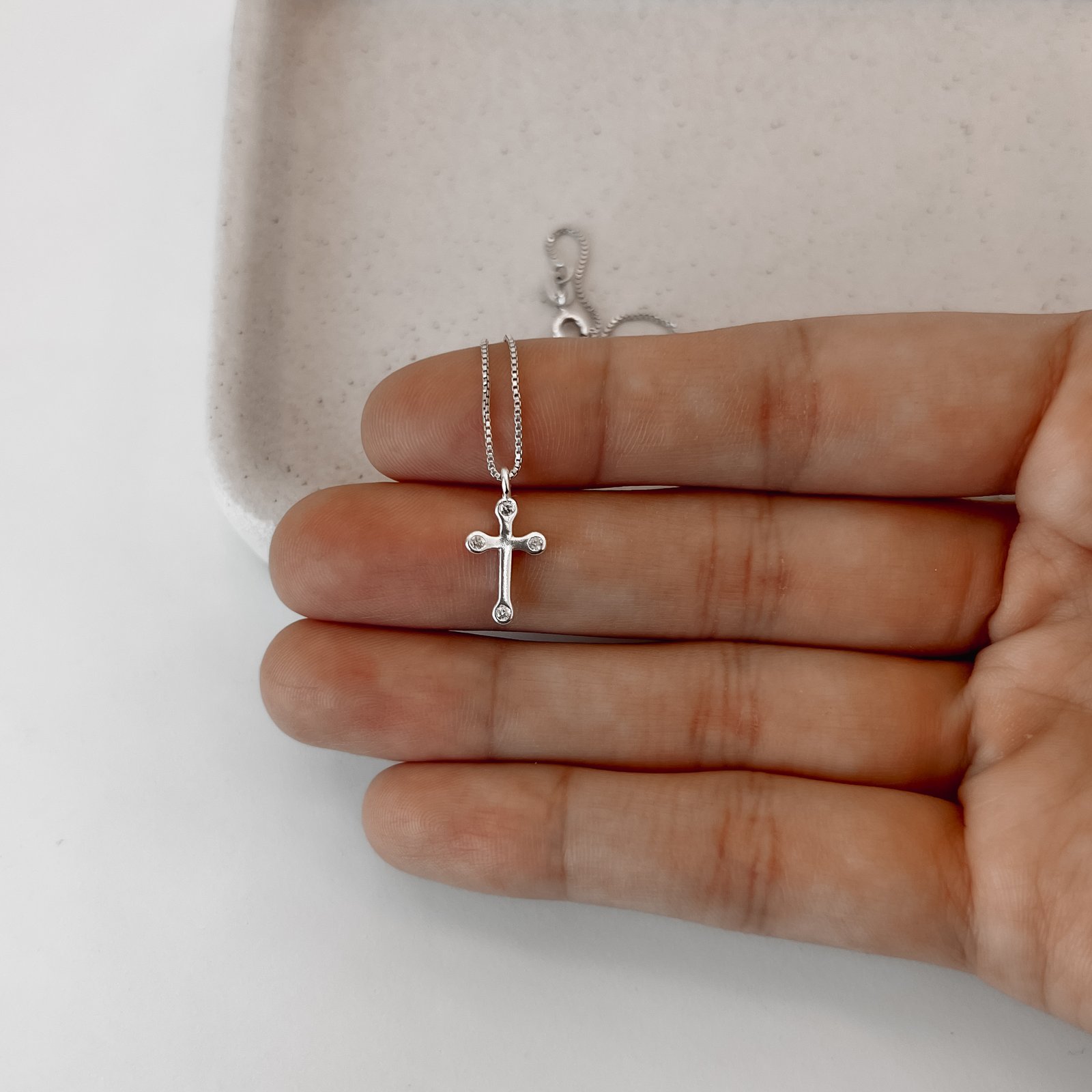 Colar pingente cruz com zircônias 13mm 45cm