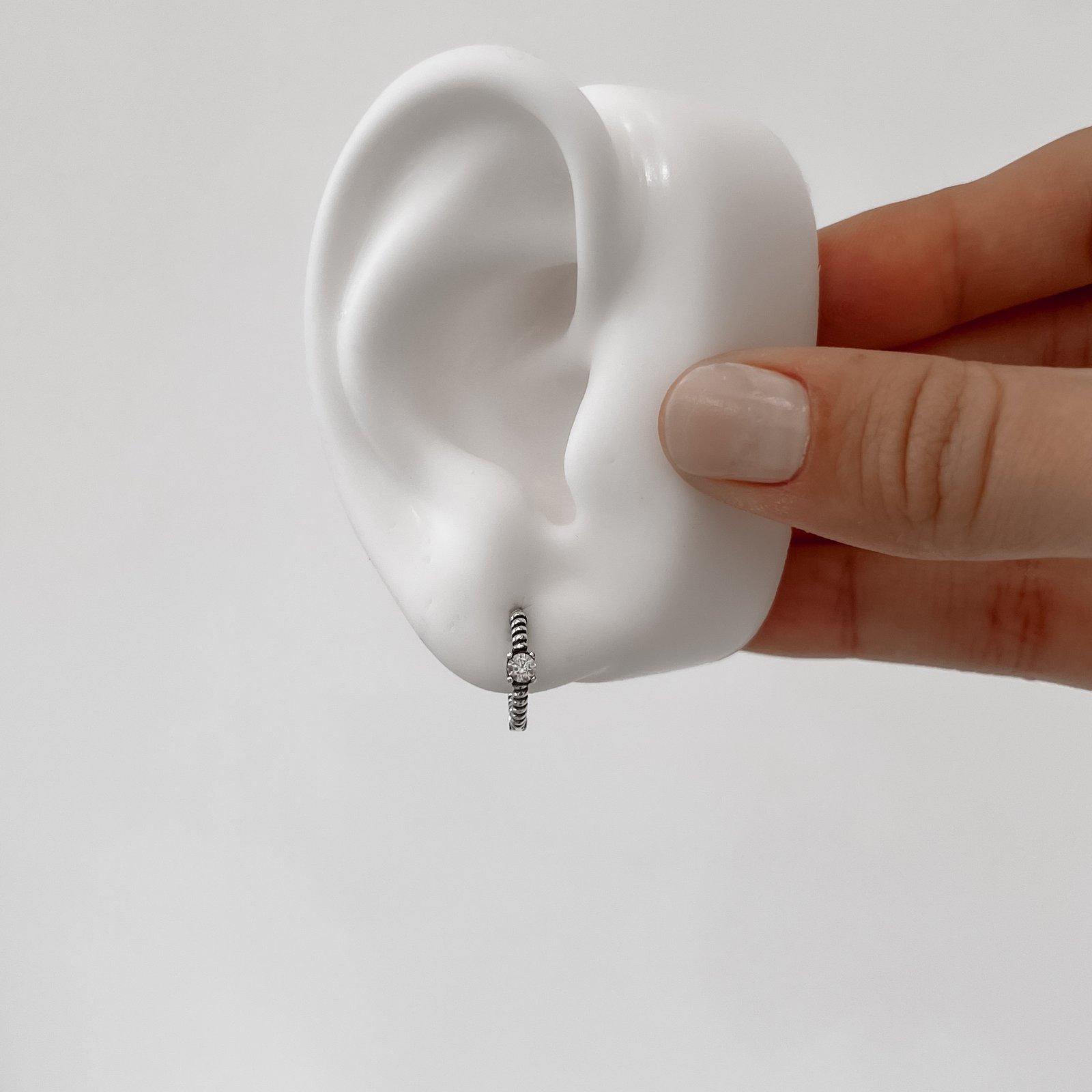 Argola click 13mm fio bolinhas detalhe zircônia envelhecido