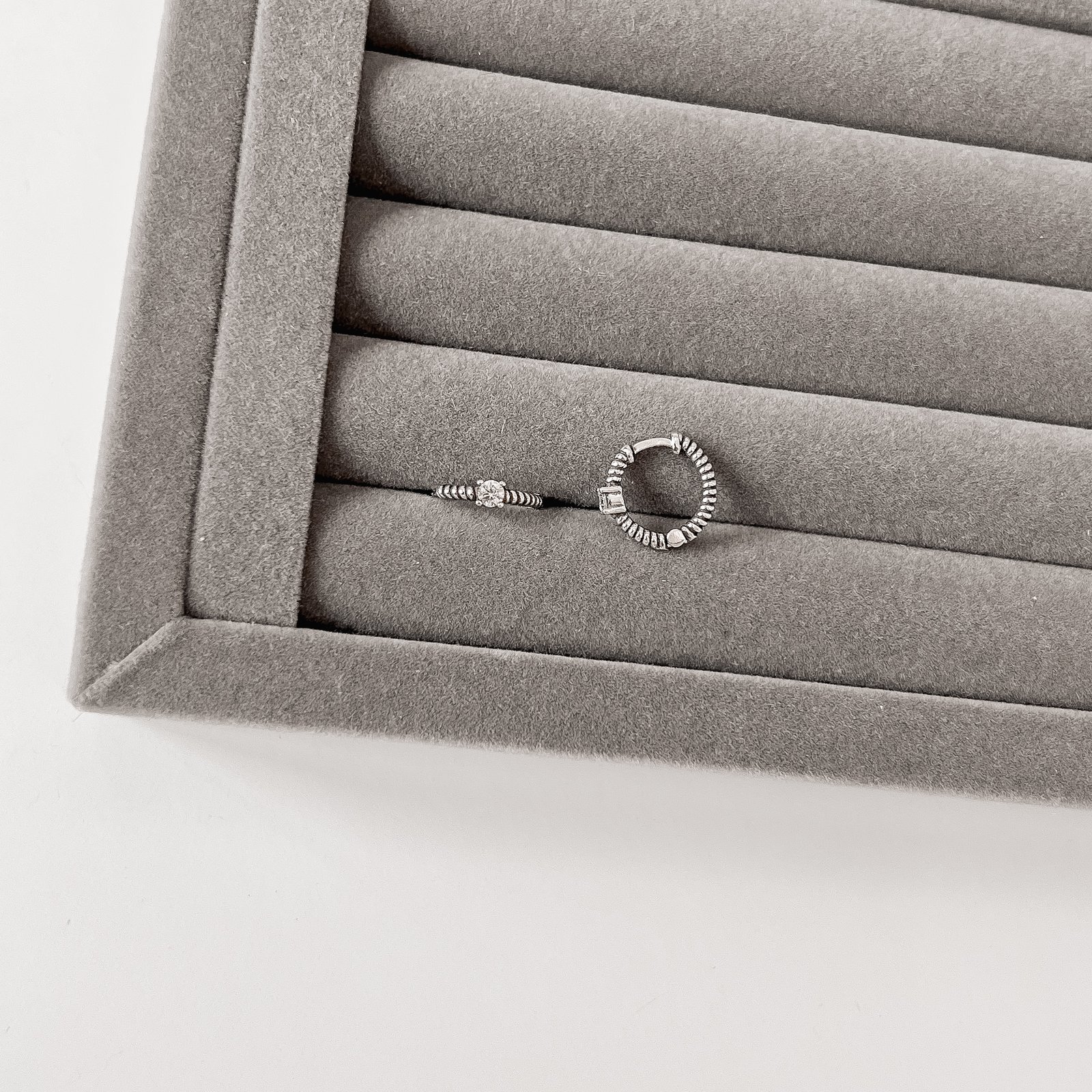 Argola click 13mm fio bolinhas detalhe zircônia envelhecido