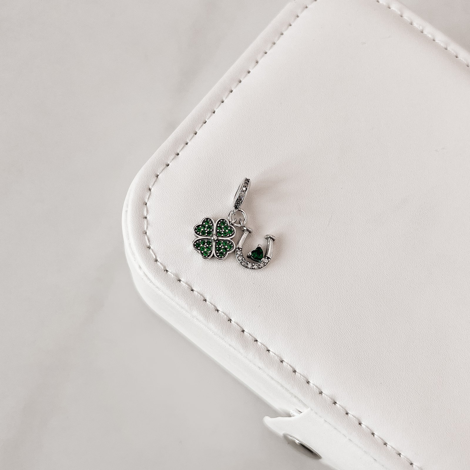 Berloque pingentes trevo e ferradura cravejados cristal e verde ródio
