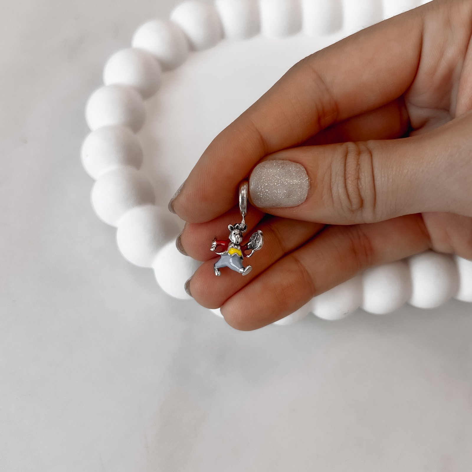 Berloque pingente Coelho Branco resina 16mm envelhecido