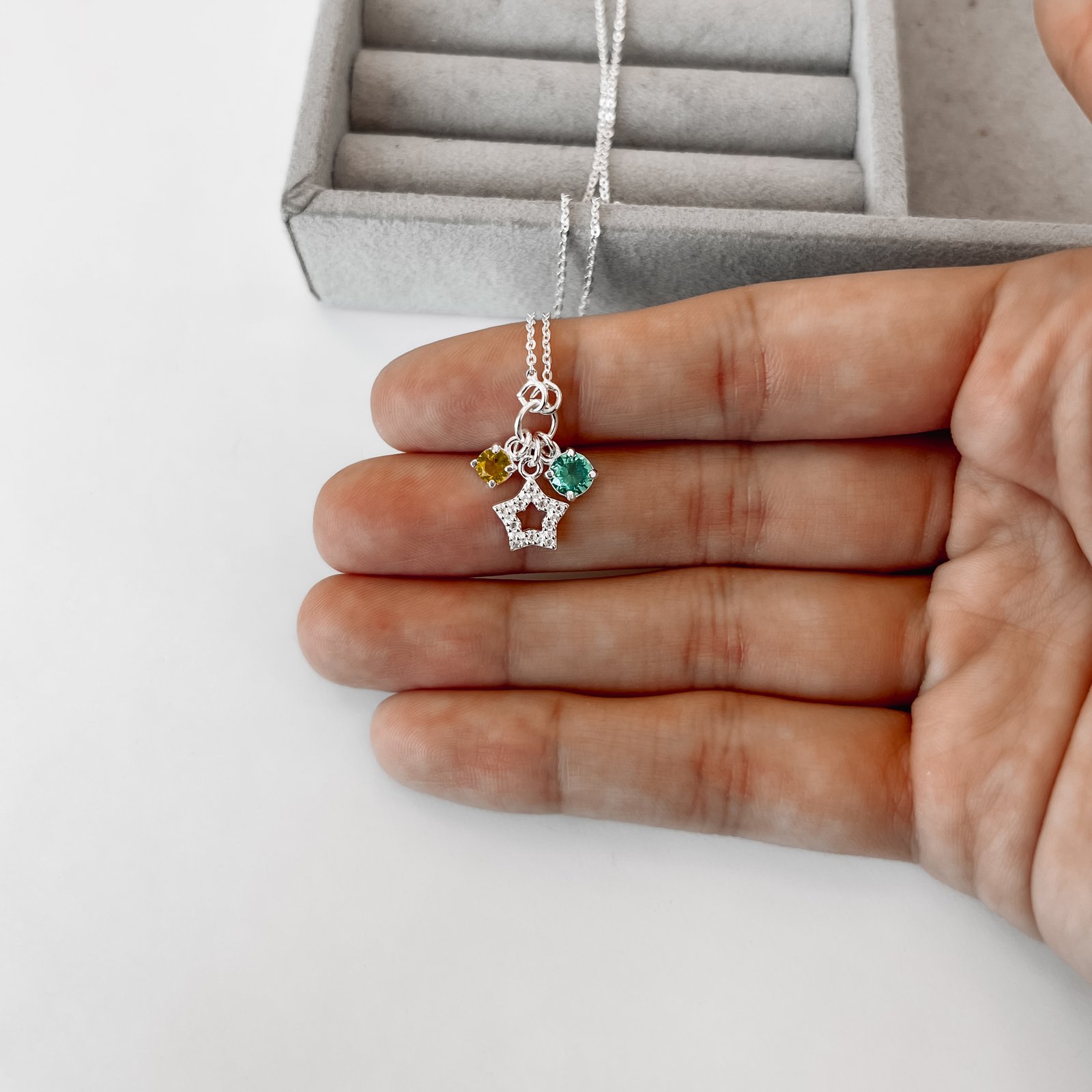 Colar entremeio círculo pingentes estrela vazada cravejada, zircônias amarela e turmalina corrente cadeadinho 40+5cm
