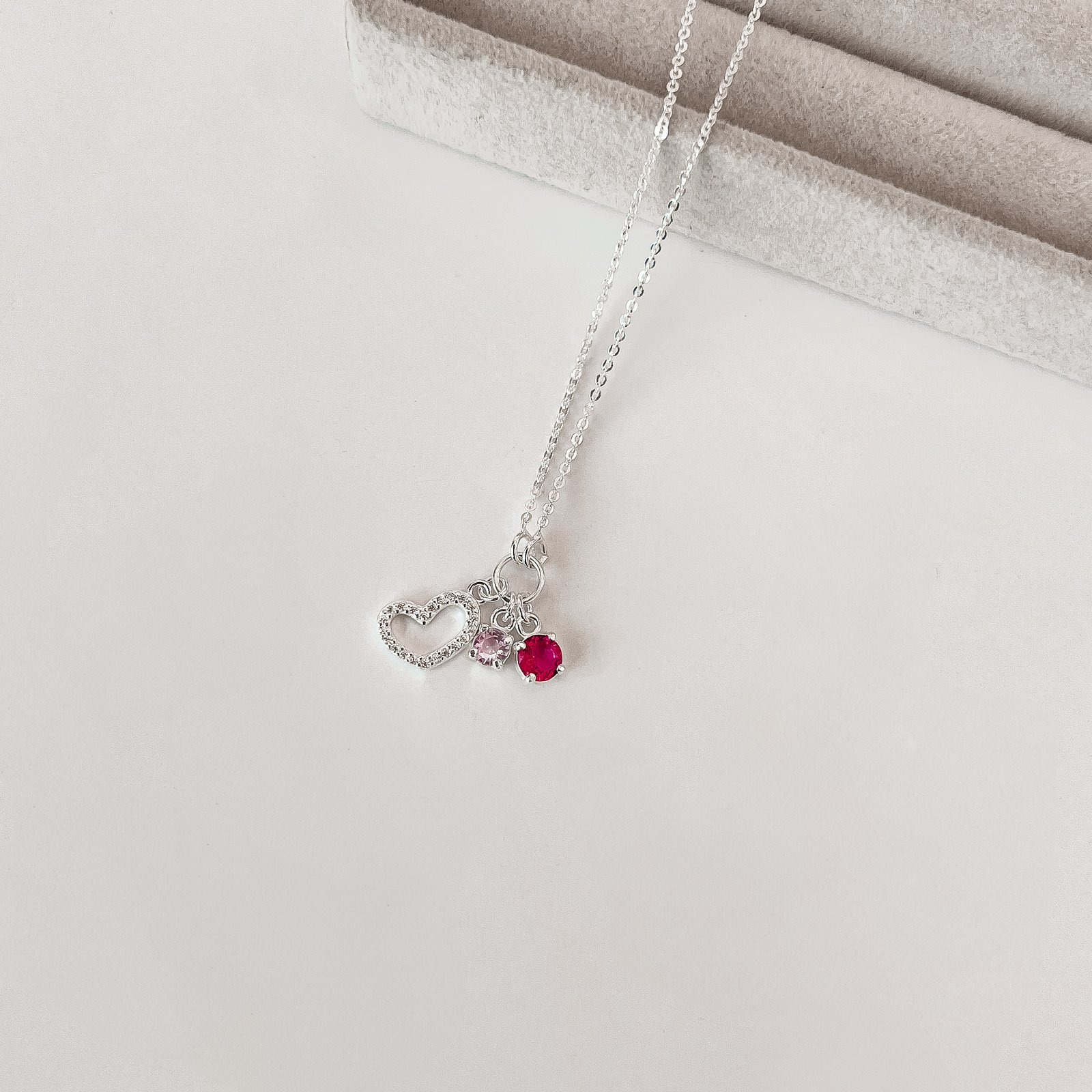 Colar entremeio círculo pingentes coração de lado vazado cravejado, zircônias rosa e cereja corrente cadeadinho 40+5cm