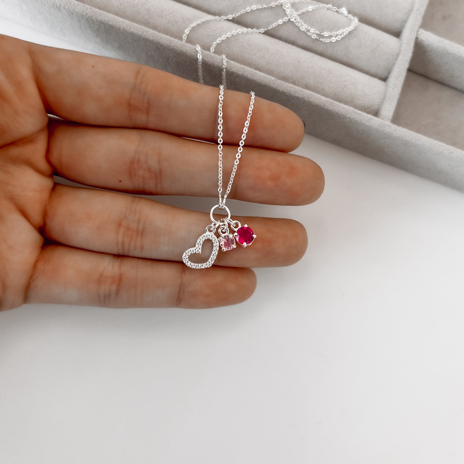 Colar entremeio círculo pingentes coração de lado vazado cravejado, zircônias rosa e cereja corrente cadeadinho 40+5cm