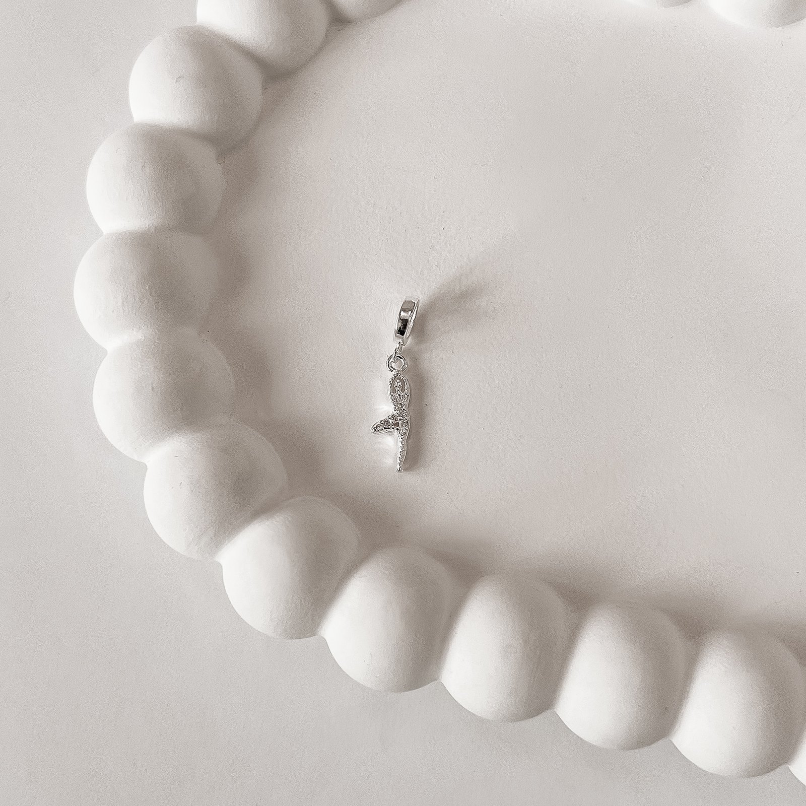 Berloque pingente yoga cravejado 13mm
