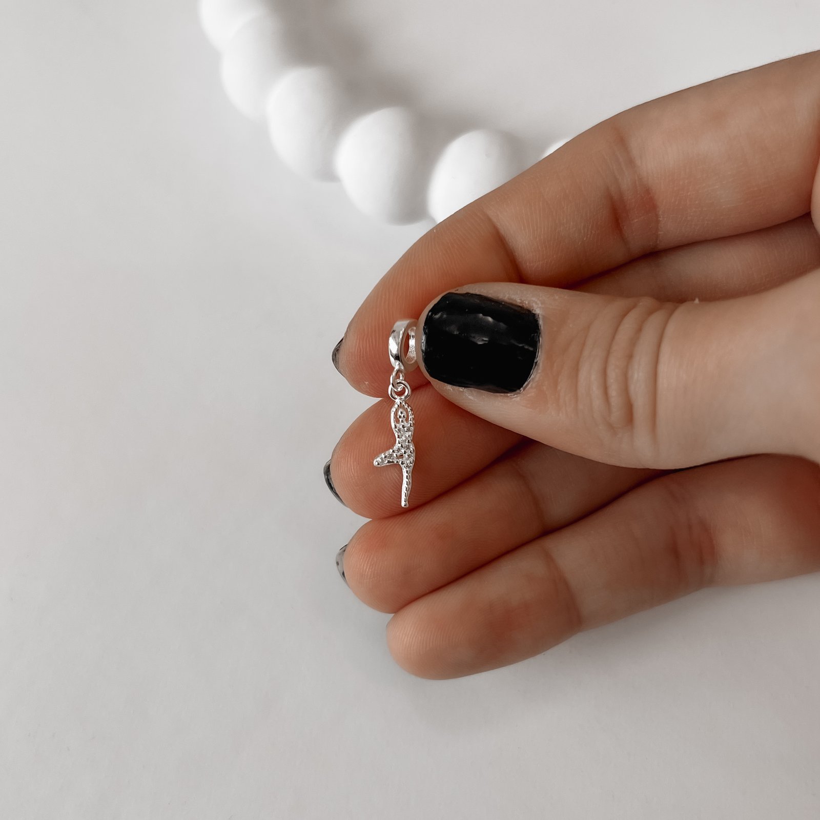 Berloque pingente yoga cravejado 13mm