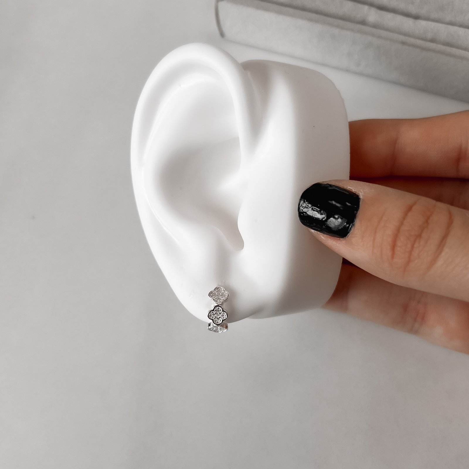 Argola click trevos cravejados 11mm