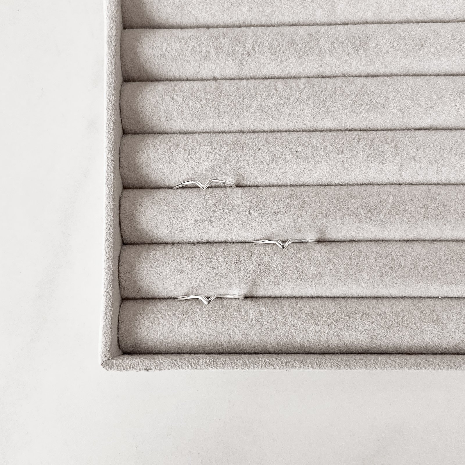 Anel detalhe mini V