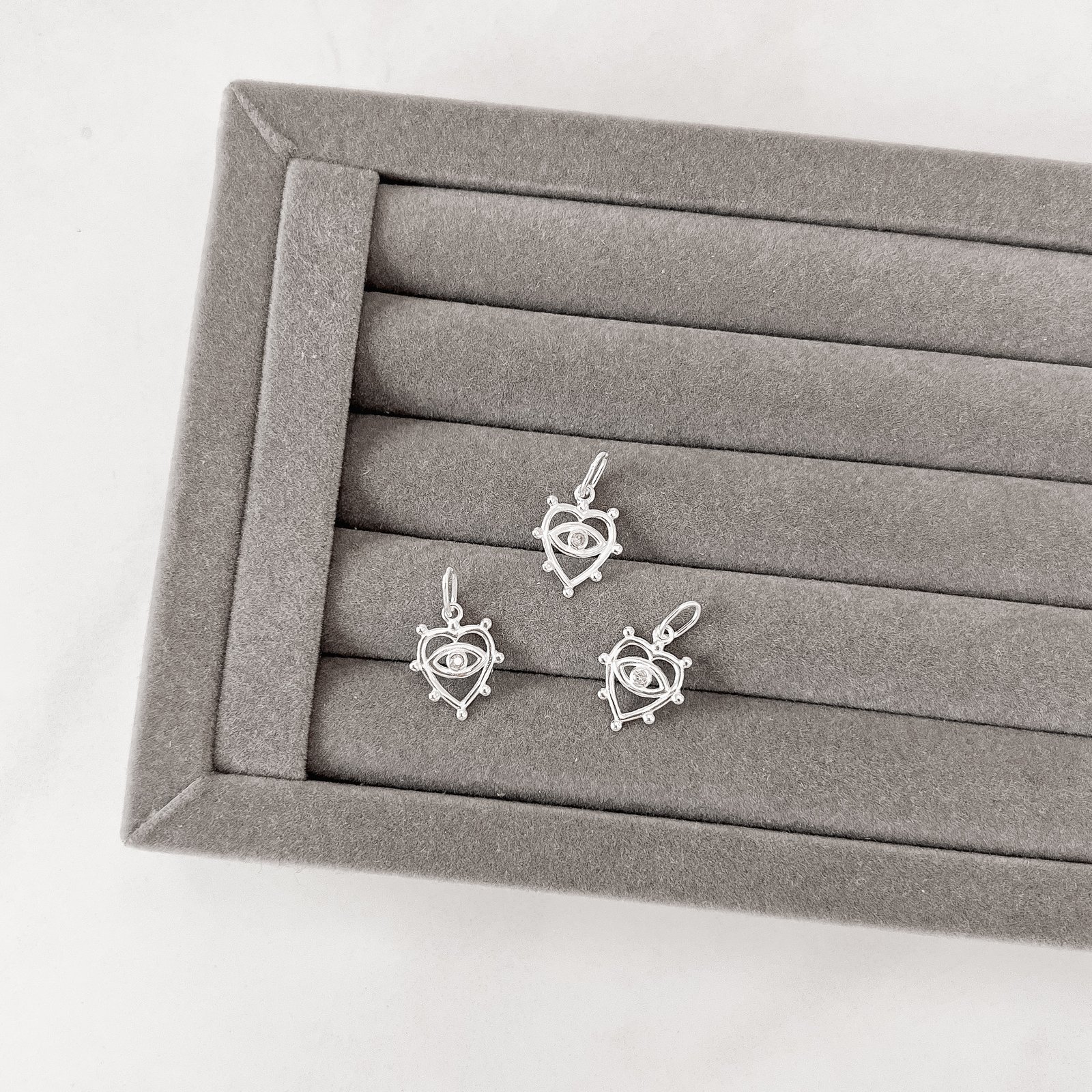 Pingente coração vazado detalhe bolinhas e olho 13mm