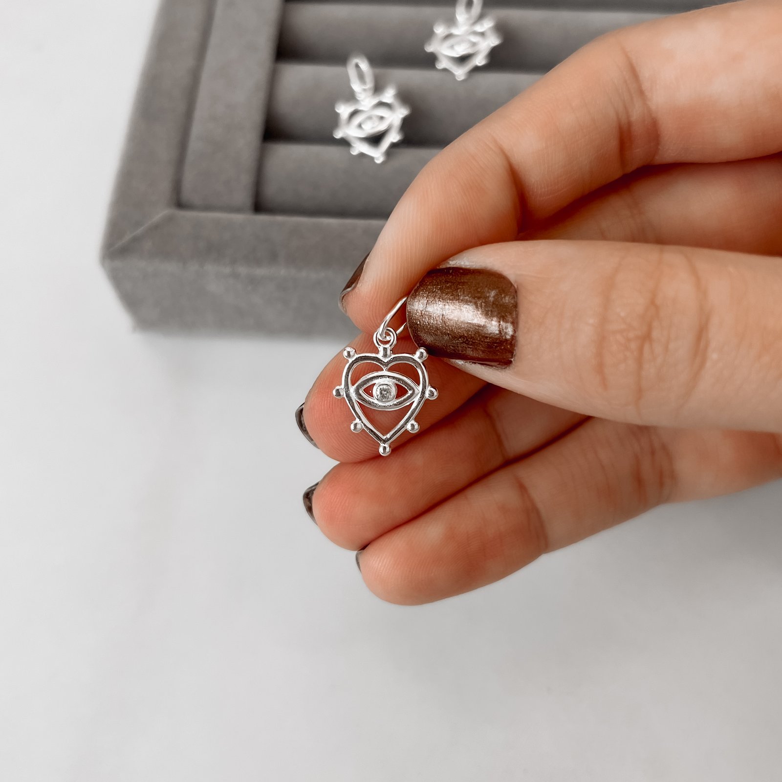 Pingente coração vazado detalhe bolinhas e olho 13mm