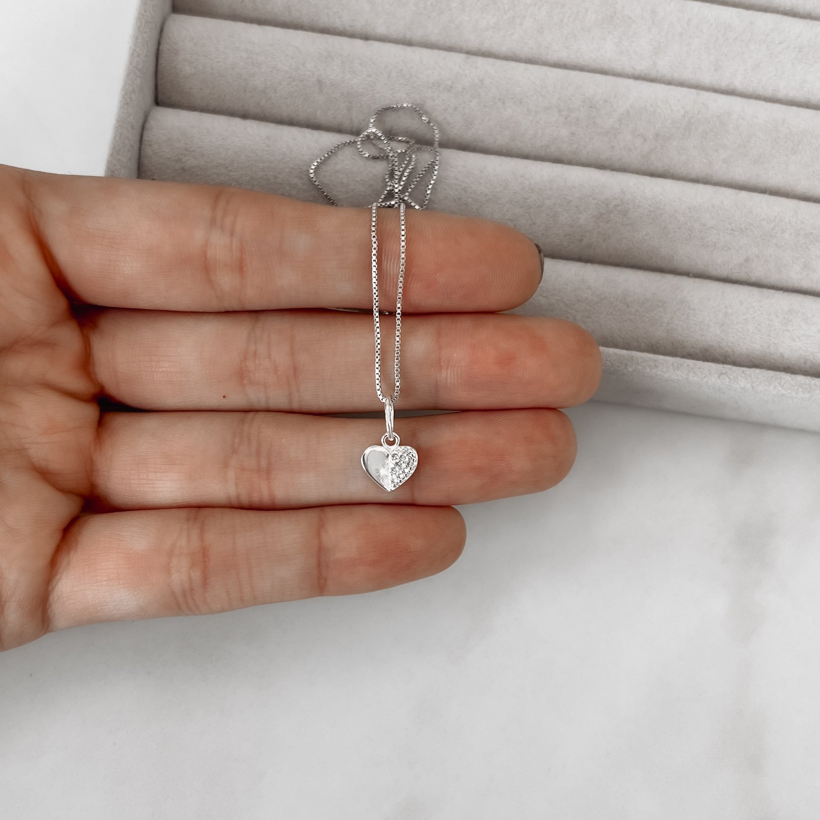 Colar pingente coração vinco metade cravejada 8mm 45cm