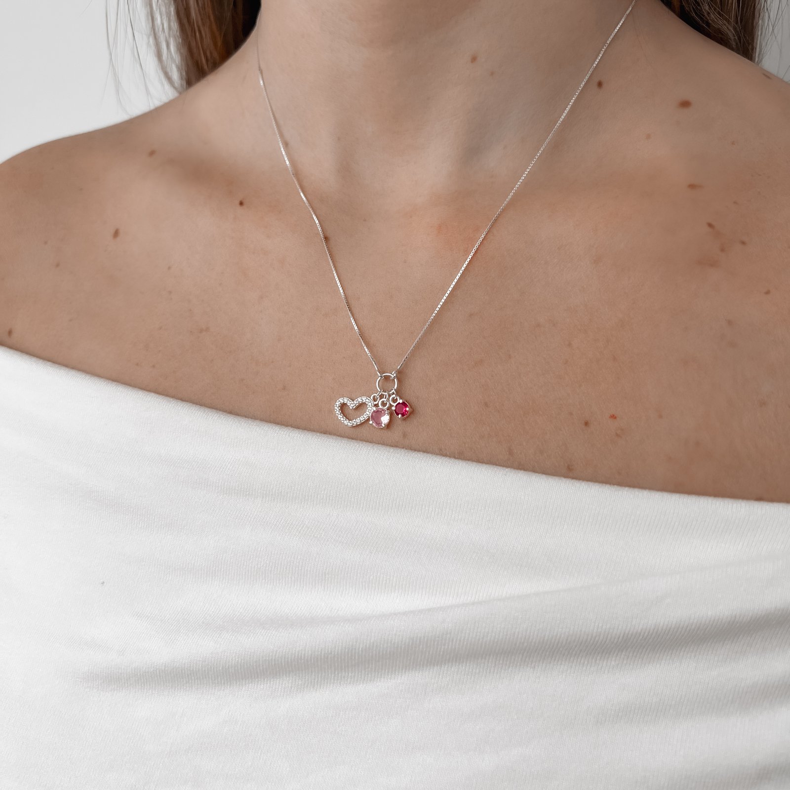 Colar entremeio círculo pingentes coração de lado vazado cravejado, zircônias rosa e cereja v12 45cm