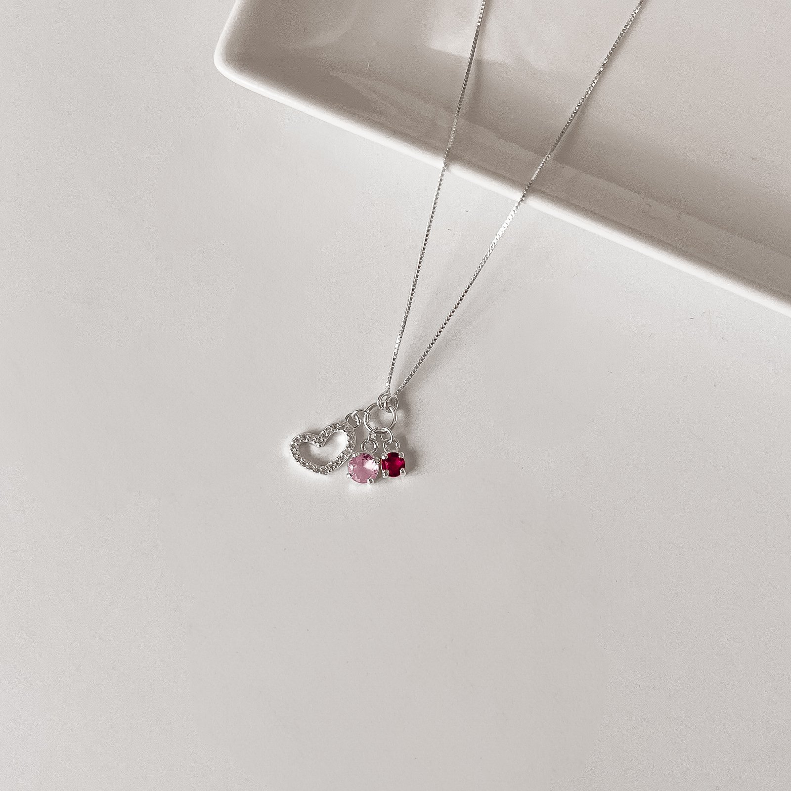 Colar entremeio círculo pingentes coração de lado vazado cravejado, zircônias rosa e cereja v12 45cm