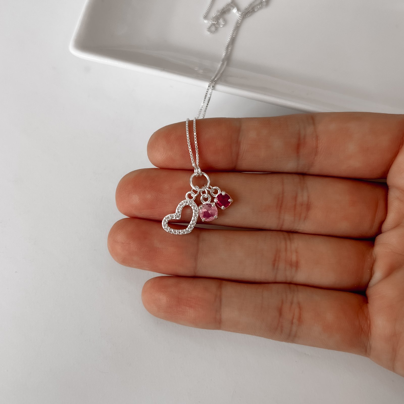 Colar entremeio círculo pingentes coração de lado vazado cravejado, zircônias rosa e cereja v12 45cm