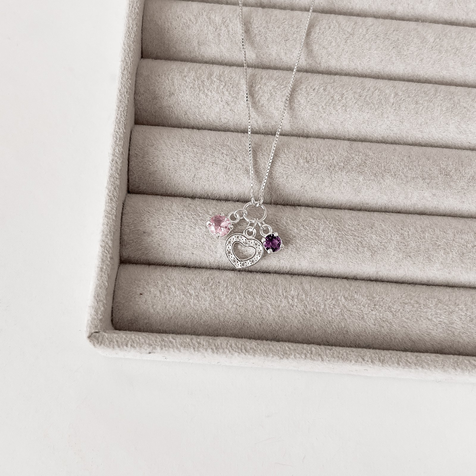 Colar entremeio círculo pingentes coração vazado cravejado, zircônias rosa e roxo v12 45cm