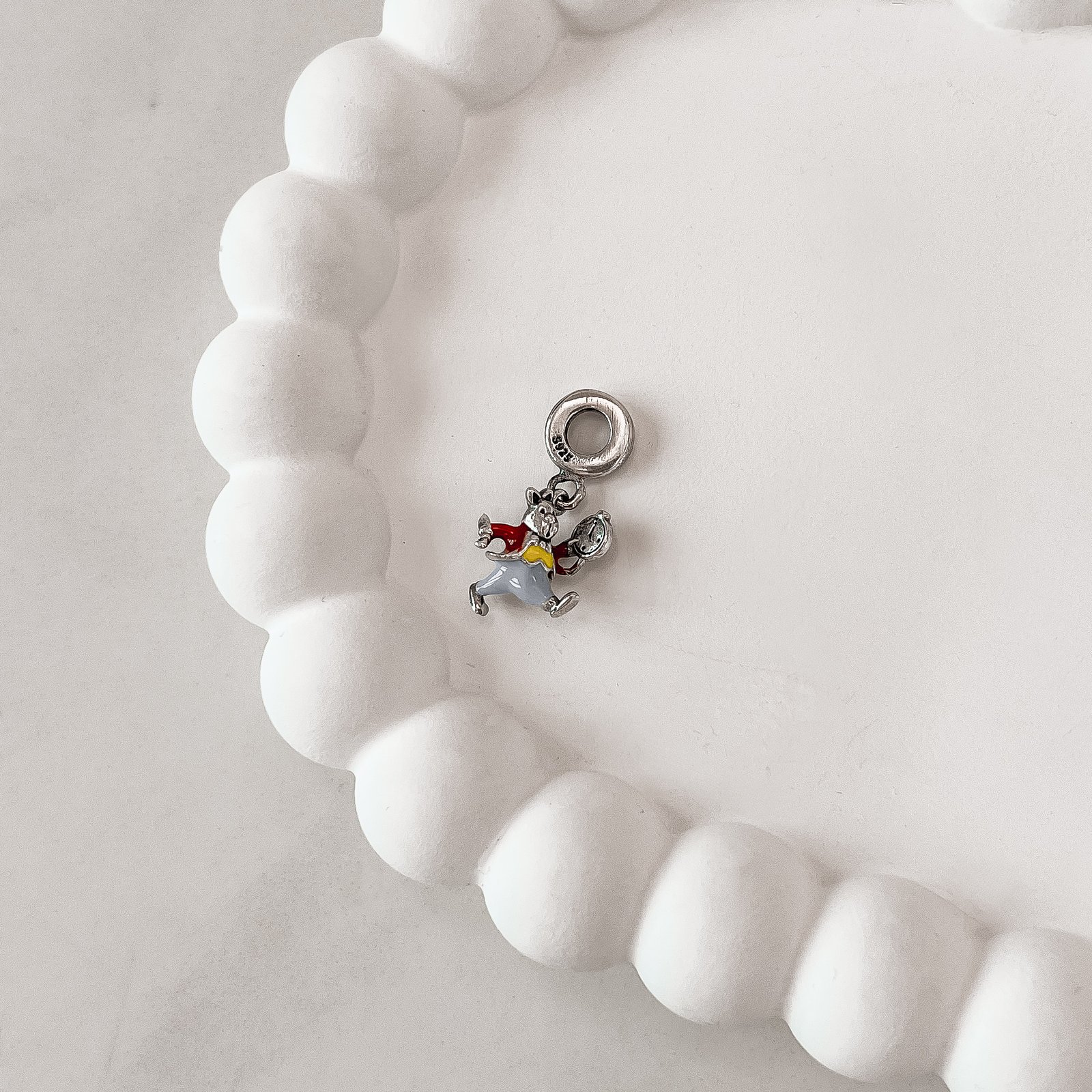 Berloque pingente Coelho Branco resina 16mm envelhecido