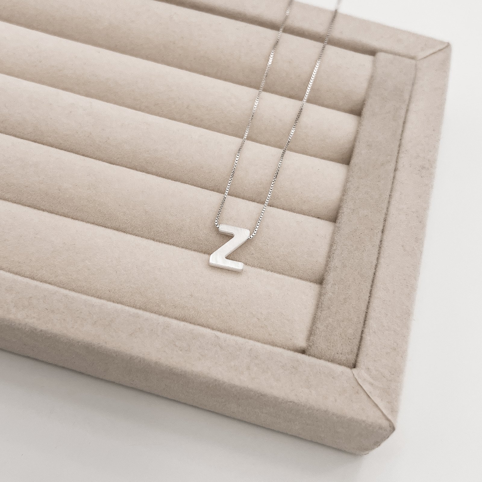 Colar madrepérola letra Z 45cm