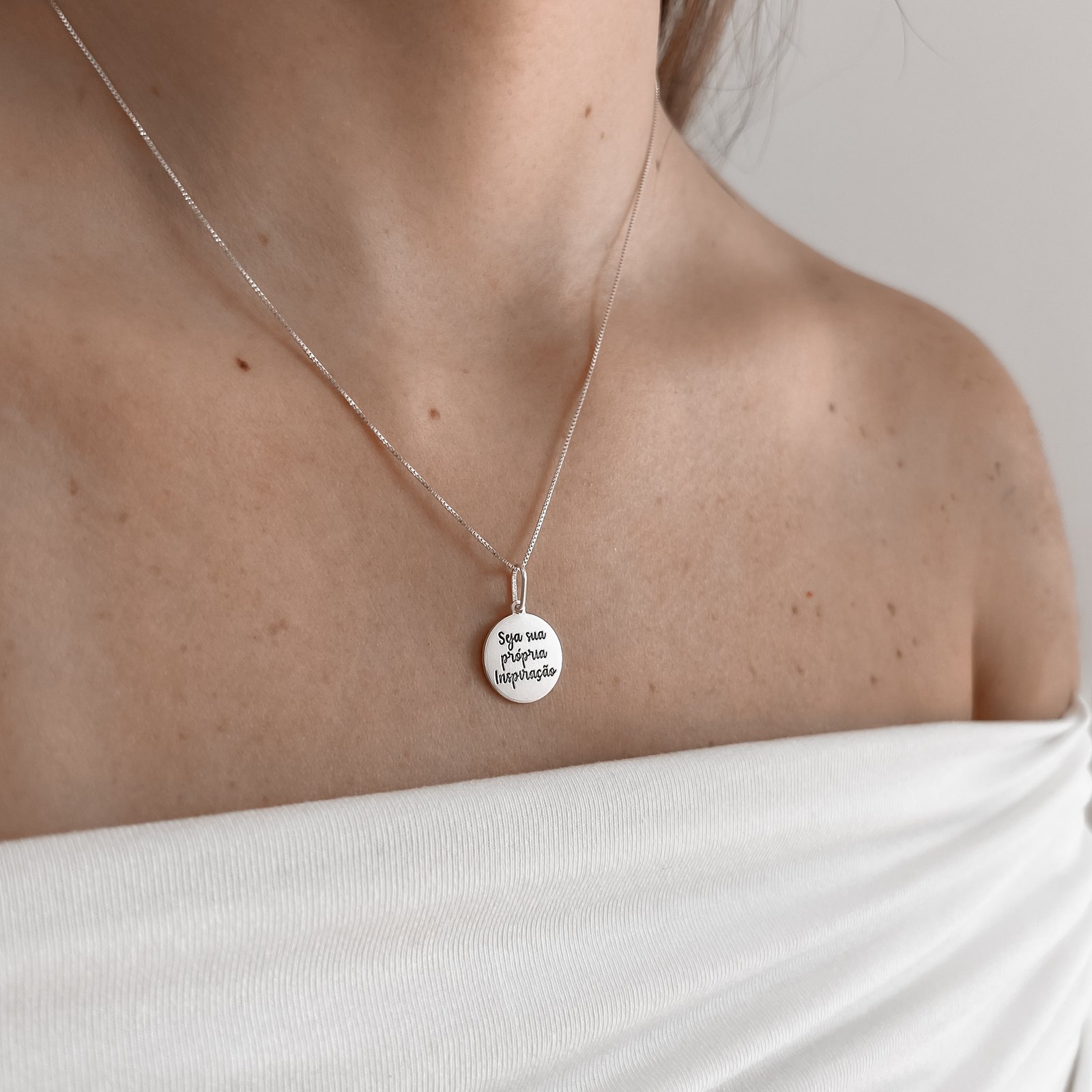 Colar pingente medalha Seja sua própria inspiração 15mm envelhecido 45cm