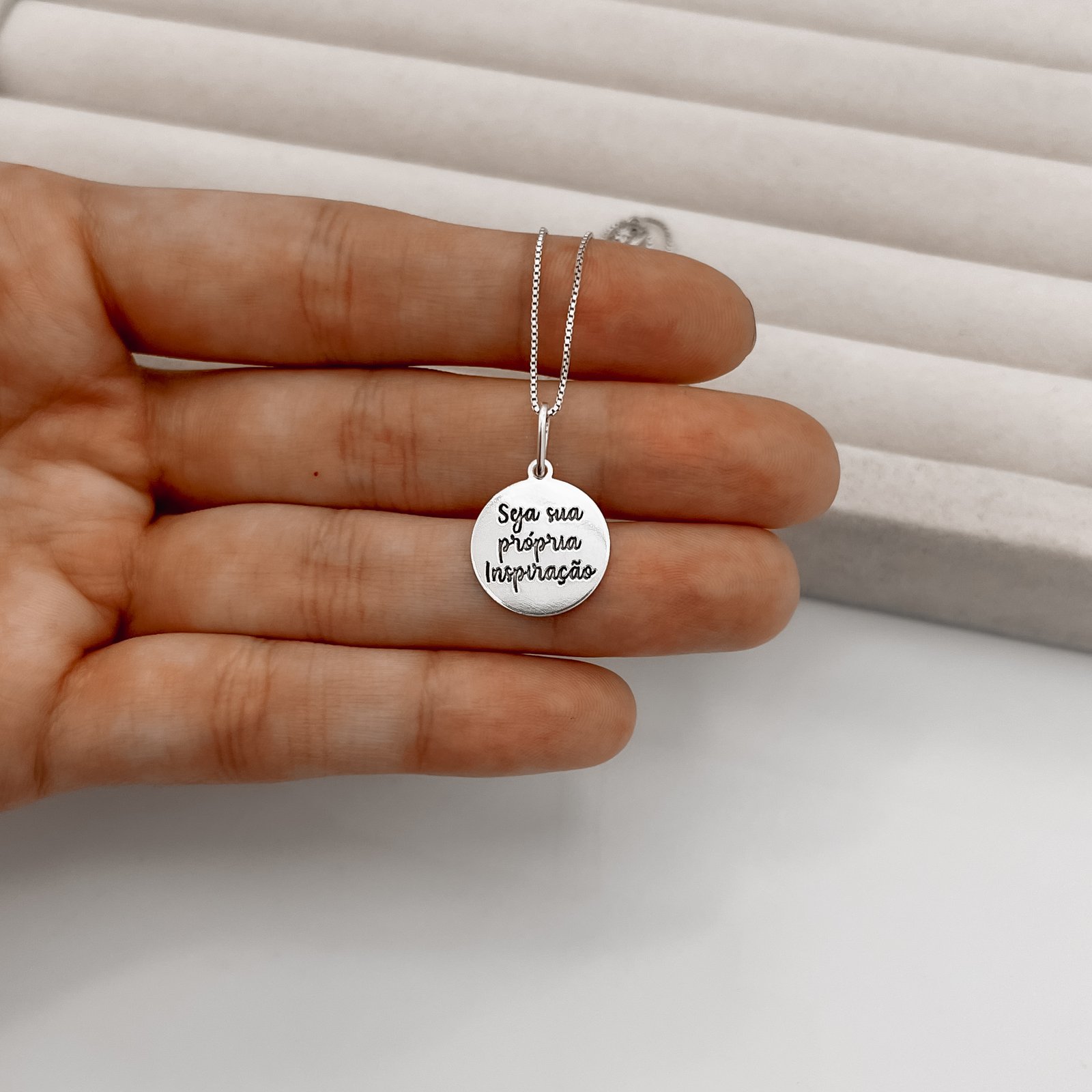Colar pingente medalha Seja sua própria inspiração 15mm envelhecido 45cm