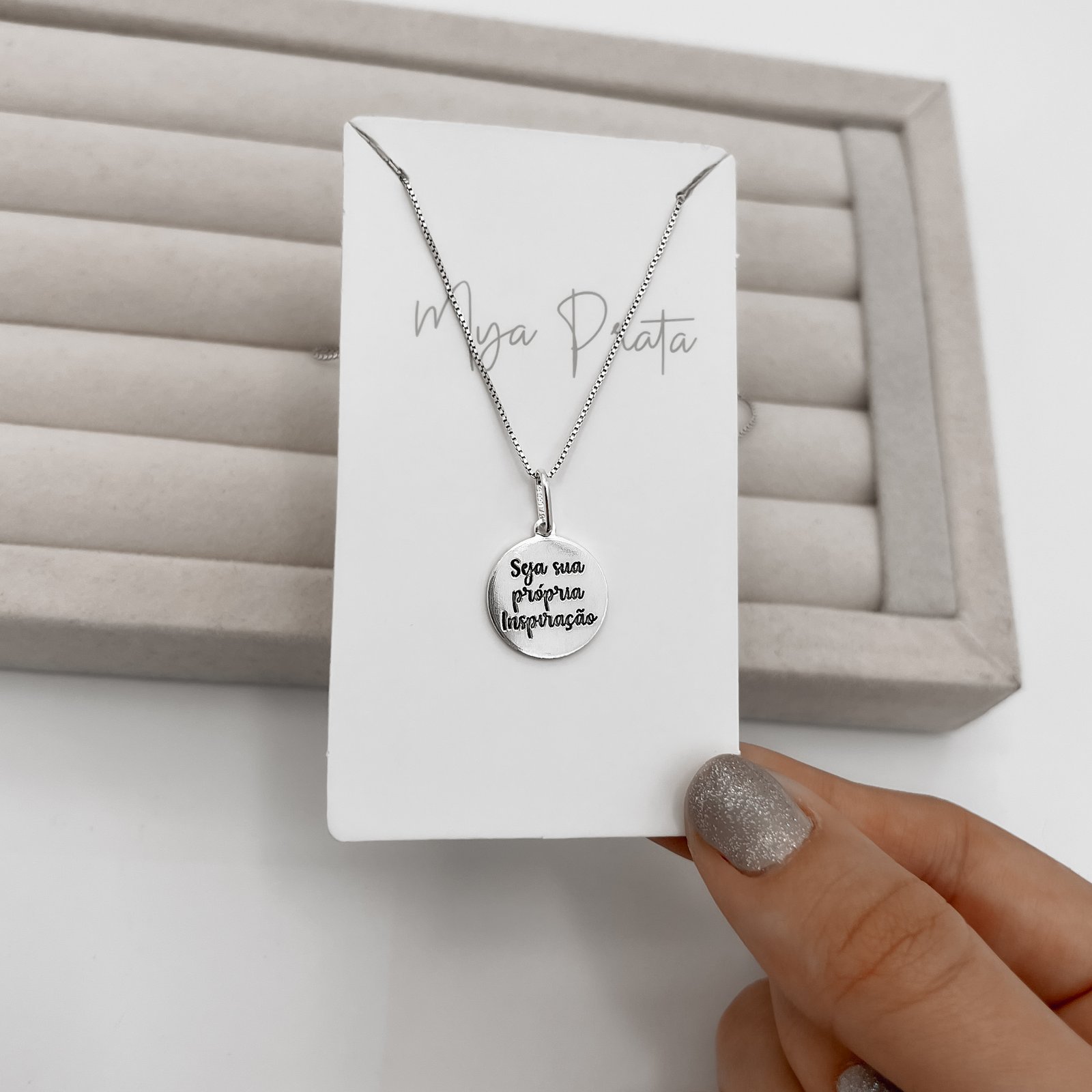 Colar pingente medalha Seja sua própria inspiração 15mm envelhecido 45cm
